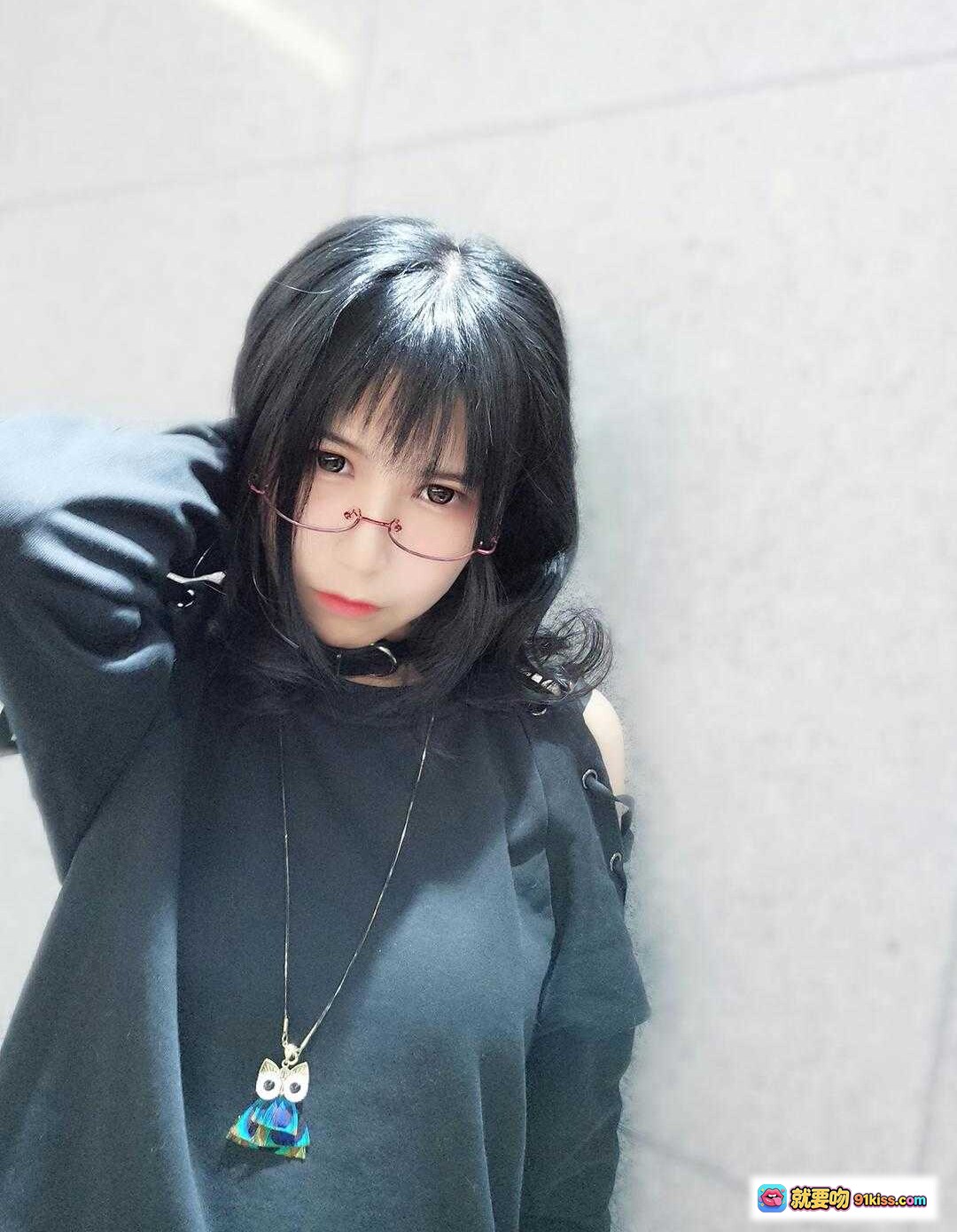 图片[8] - 逐月SU黑衣少女戴红框眼镜倚墙整理长发，温柔气质尽显时尚穿搭风 - 就要吻