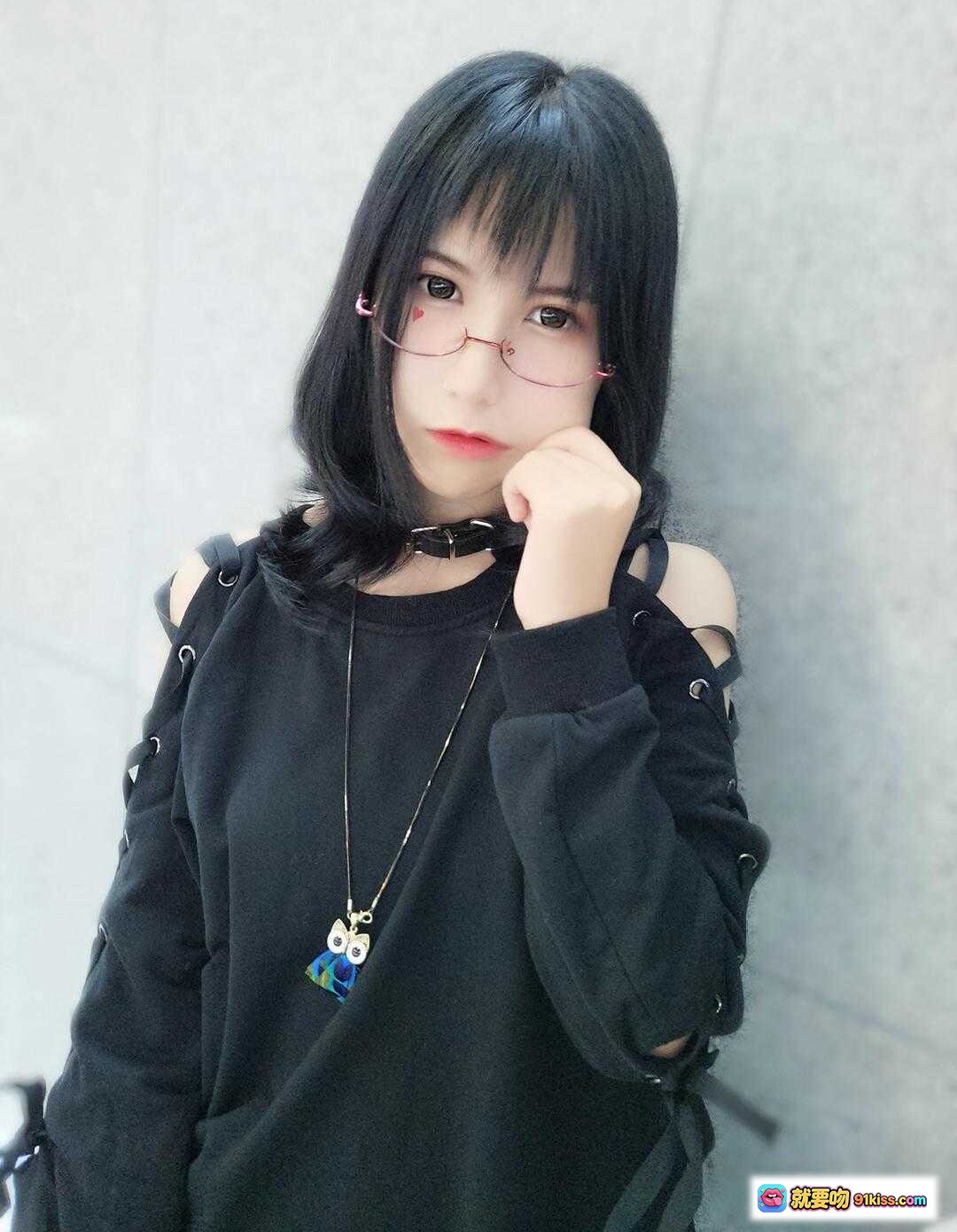 图片[3] - 逐月SU黑衣少女戴红框眼镜倚墙整理长发，温柔气质尽显时尚穿搭风 - 就要吻