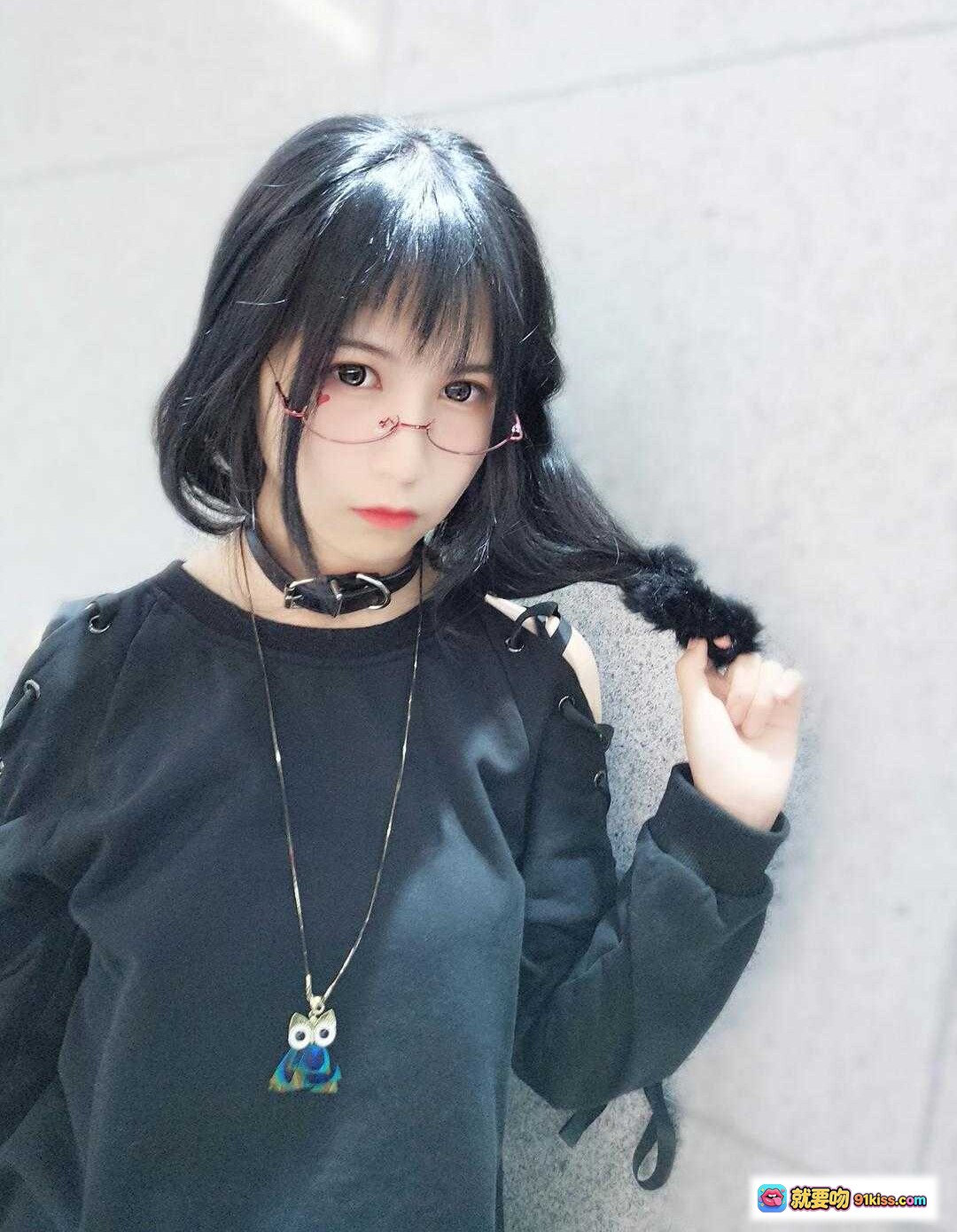 图片[2] - 逐月SU黑衣少女戴红框眼镜倚墙整理长发，温柔气质尽显时尚穿搭风 - 就要吻