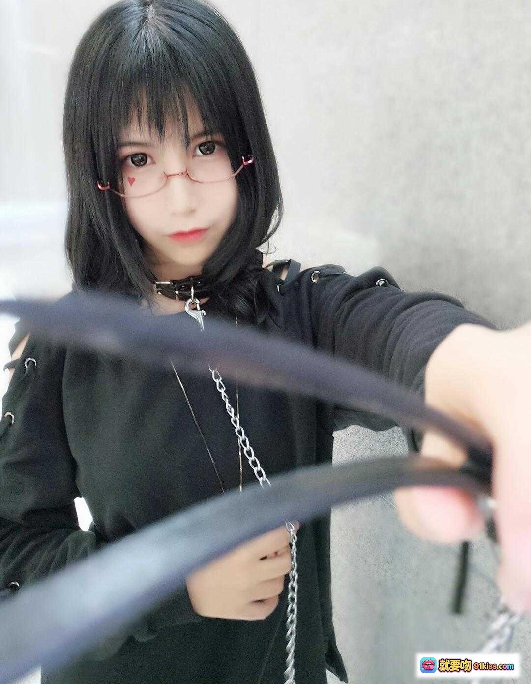 图片[7] - 逐月SU黑衣少女戴红框眼镜倚墙整理长发，温柔气质尽显时尚穿搭风 - 就要吻