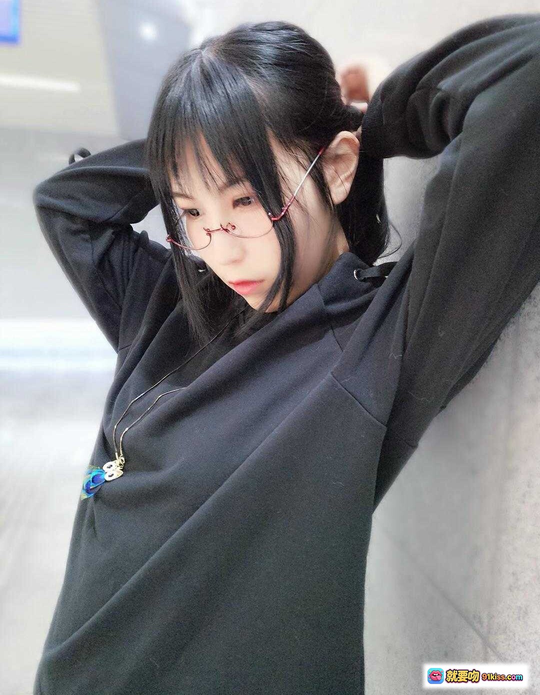 逐月SU黑衣少女戴红框眼镜倚墙整理长发，温柔气质尽显时尚穿搭风 - 就要吻