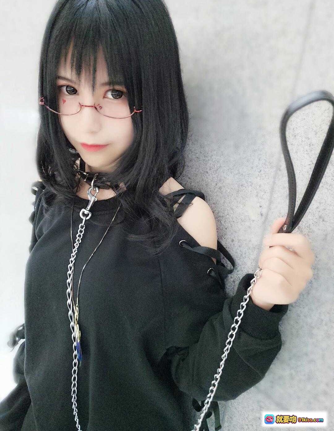 图片[6] - 逐月SU黑衣少女戴红框眼镜倚墙整理长发，温柔气质尽显时尚穿搭风 - 就要吻