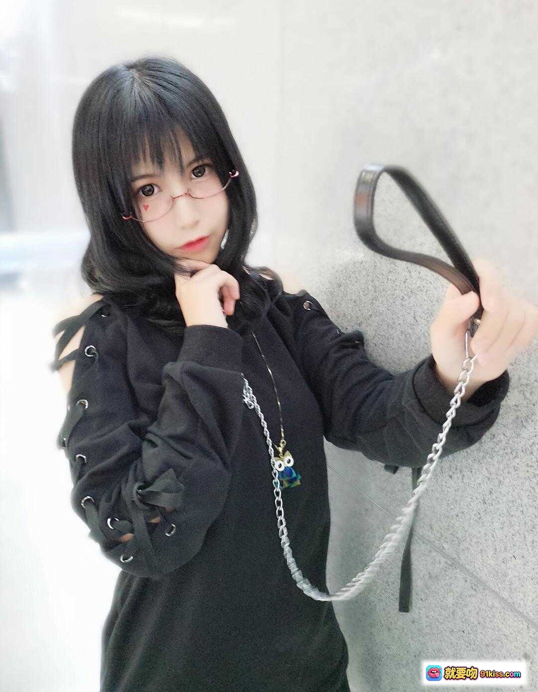 图片[9] - 逐月SU黑衣少女戴红框眼镜倚墙整理长发，温柔气质尽显时尚穿搭风 - 就要吻