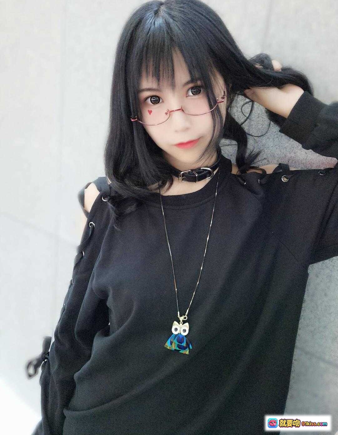 图片[10] - 逐月SU黑衣少女戴红框眼镜倚墙整理长发，温柔气质尽显时尚穿搭风 - 就要吻