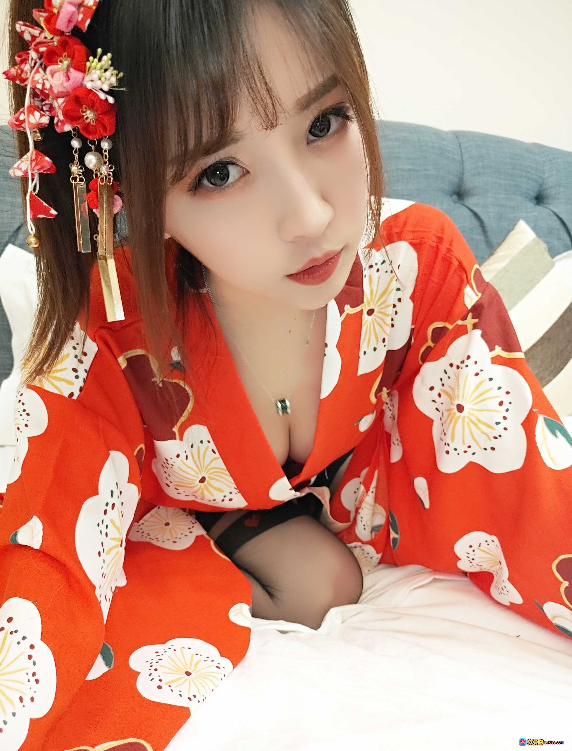 图片[3] - 小女巫露娜NO.002黑丝和服写真 44P高清美图 日系少女风 红色樱花和服搭配黑色丝袜 床上性感坐姿 甜美与诱惑兼具 - 就要吻