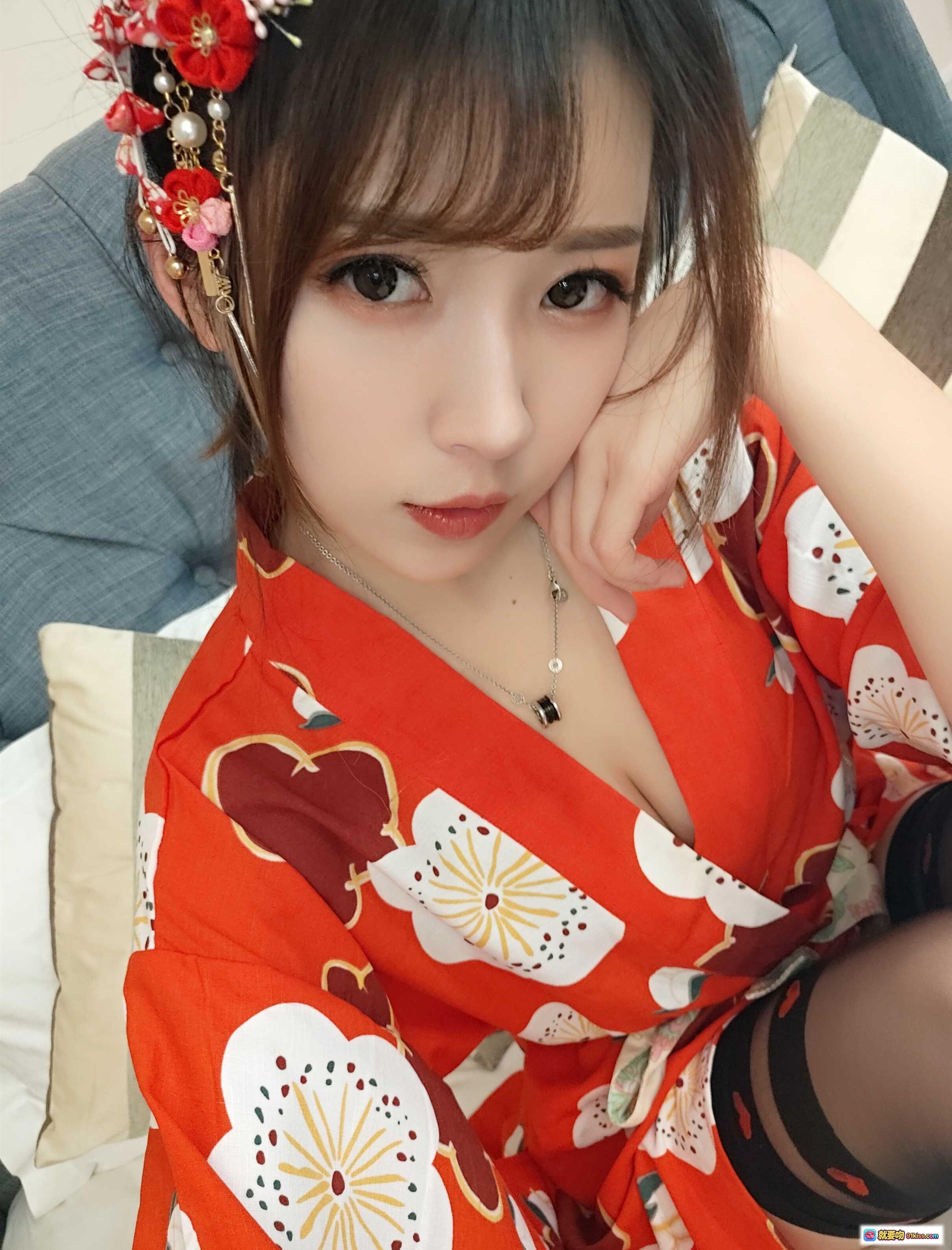 图片[8] - 小女巫露娜NO.002黑丝和服写真 44P高清美图 日系少女风 红色樱花和服搭配黑色丝袜 床上性感坐姿 甜美与诱惑兼具 - 就要吻