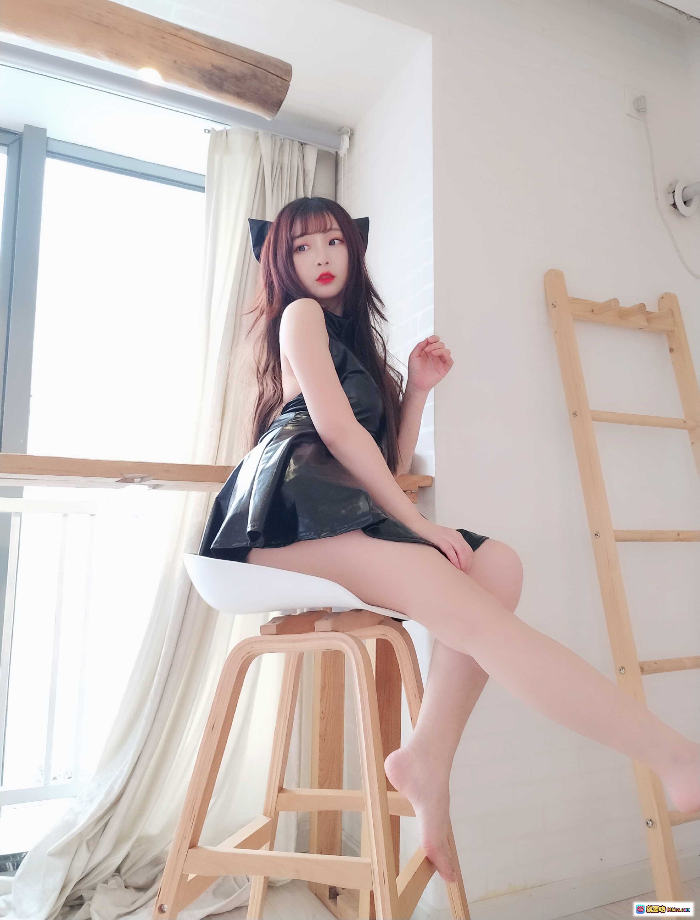 图片[2] - 古川NO.036黑亮连衣裙裸足写真 | 猫耳少女高叉短裙性感坐姿35P高清图集 - 就要吻