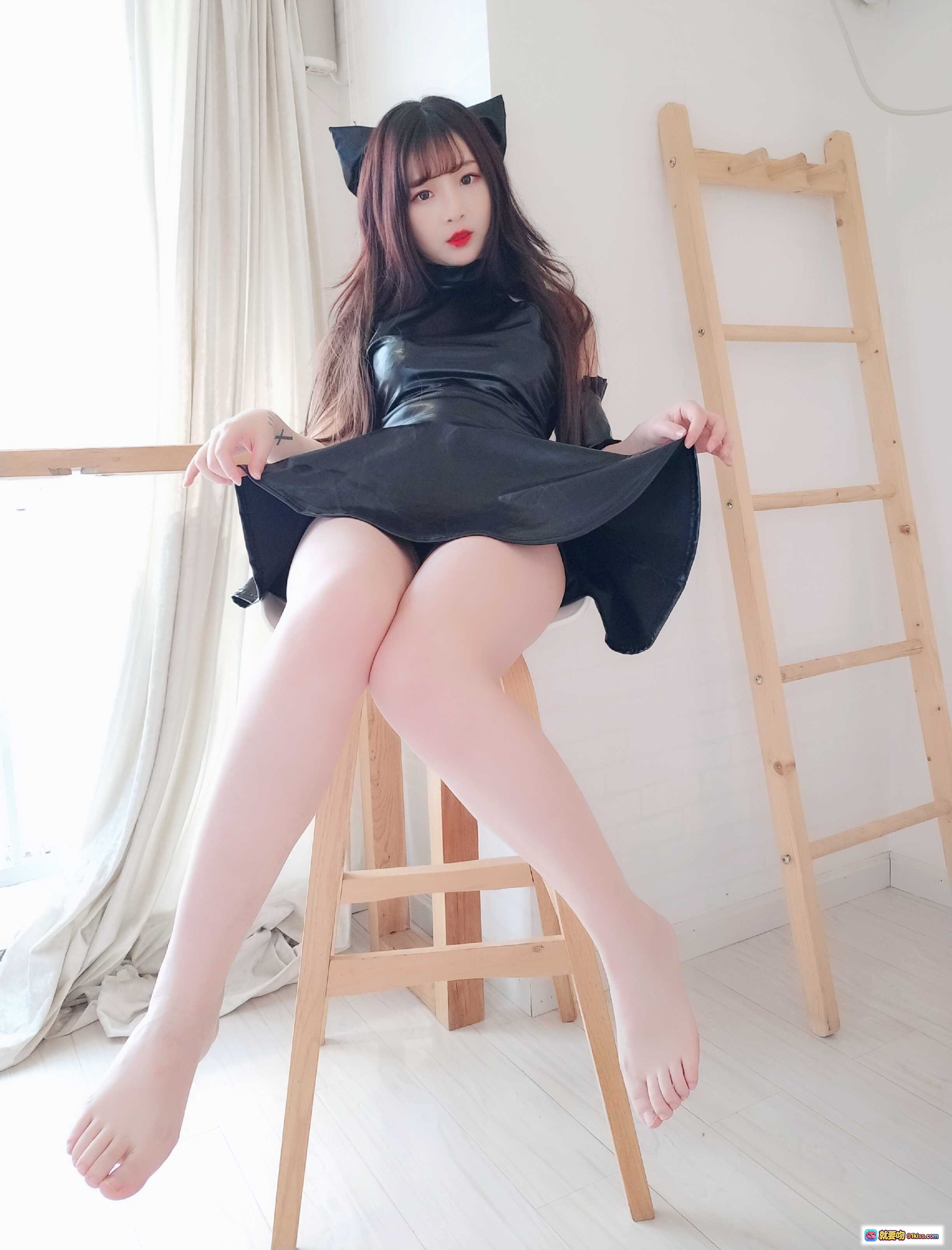 古川NO.036黑亮连衣裙裸足写真 | 猫耳少女高叉短裙性感坐姿35P高清图集 - 就要吻