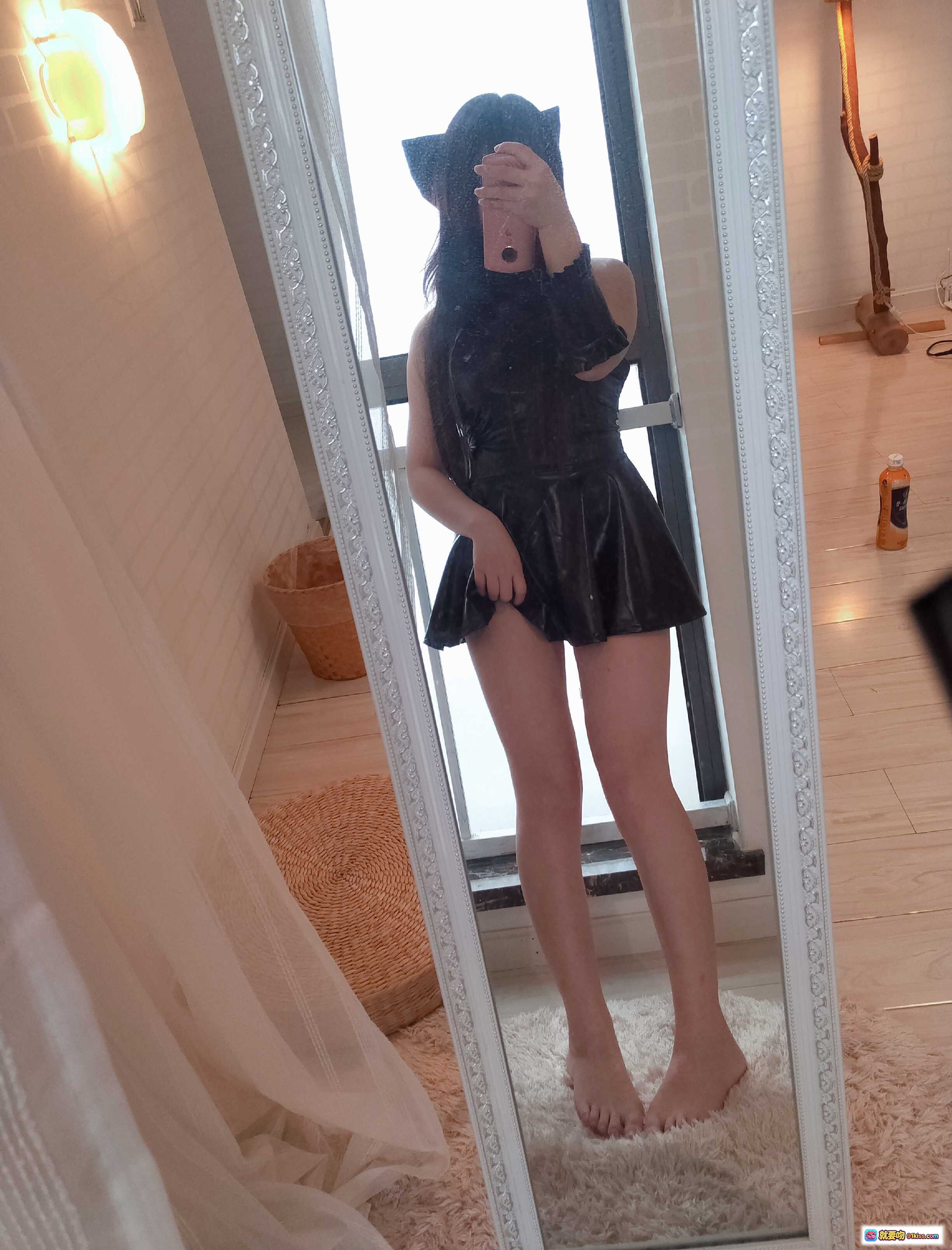 图片[3] - 古川NO.036黑亮连衣裙裸足写真 | 猫耳少女高叉短裙性感坐姿35P高清图集 - 就要吻