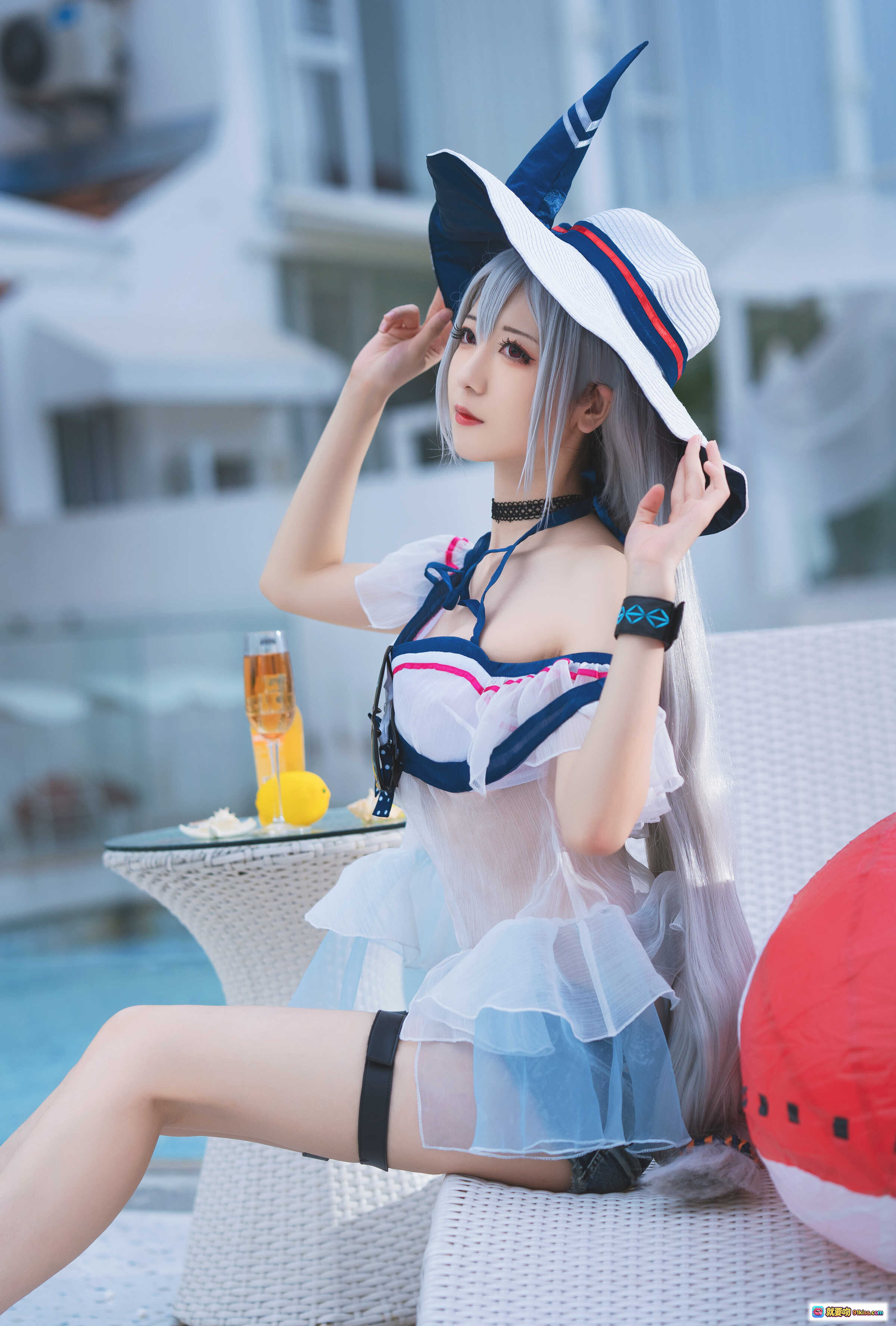 图片[6] - 弥音音COS明日方舟斯卡蒂泳装写真｜白蓝海军风比基尼+宽檐帽+银发少女泳池边性感摆拍 - 就要吻