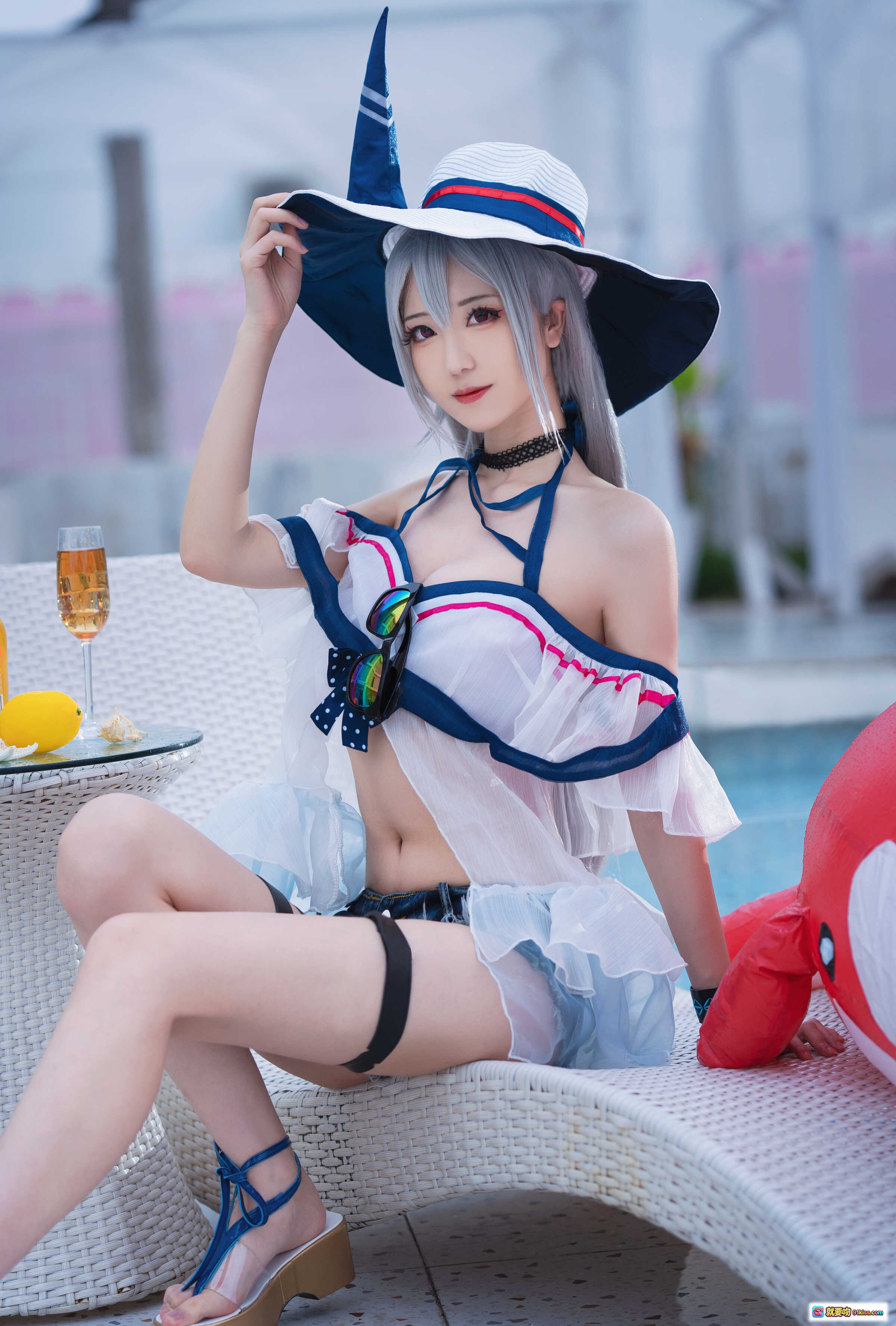 图片[2] - 弥音音COS明日方舟斯卡蒂泳装写真｜白蓝海军风比基尼+宽檐帽+银发少女泳池边性感摆拍 - 就要吻