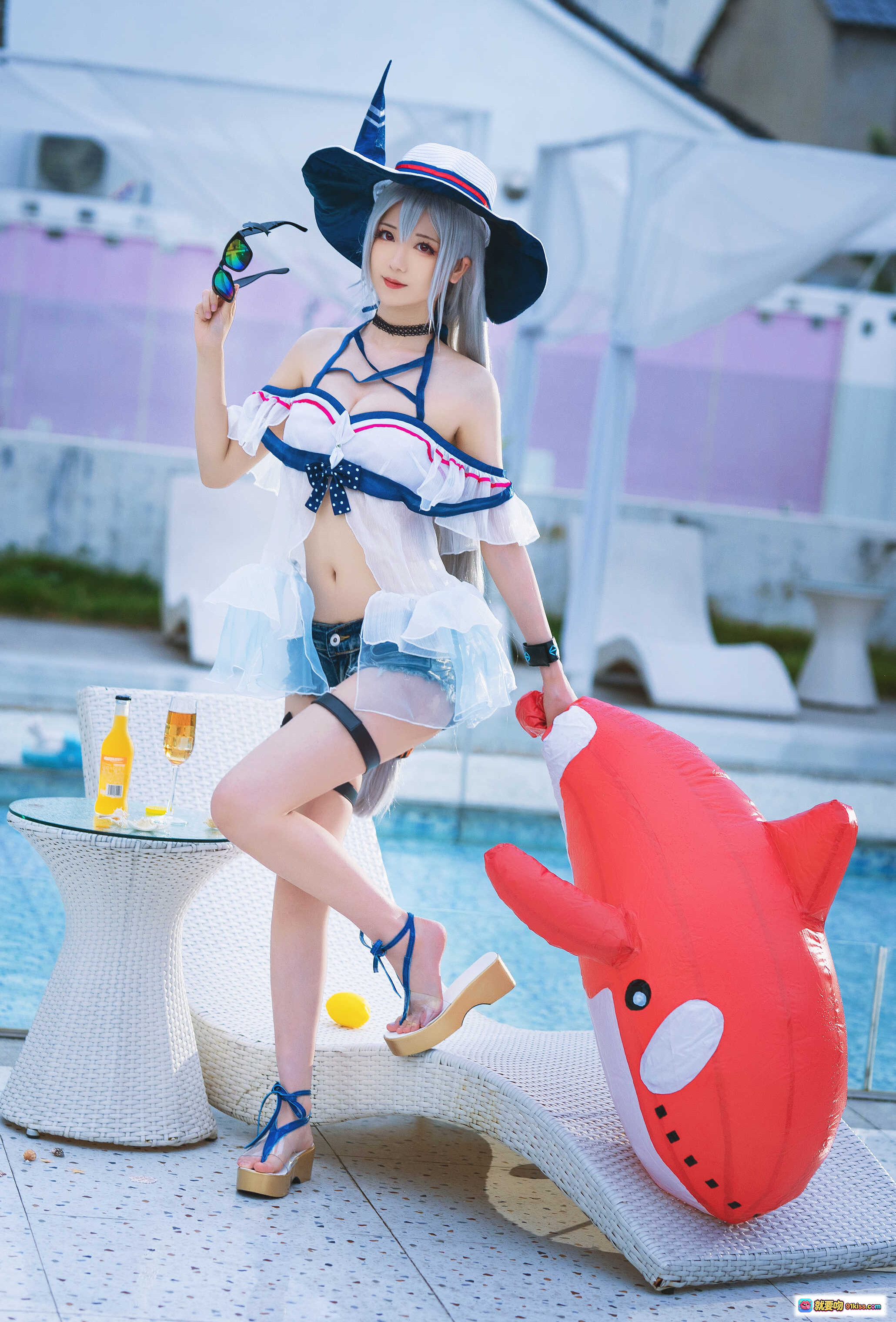 图片[7] - 弥音音COS明日方舟斯卡蒂泳装写真｜白蓝海军风比基尼+宽檐帽+银发少女泳池边性感摆拍 - 就要吻