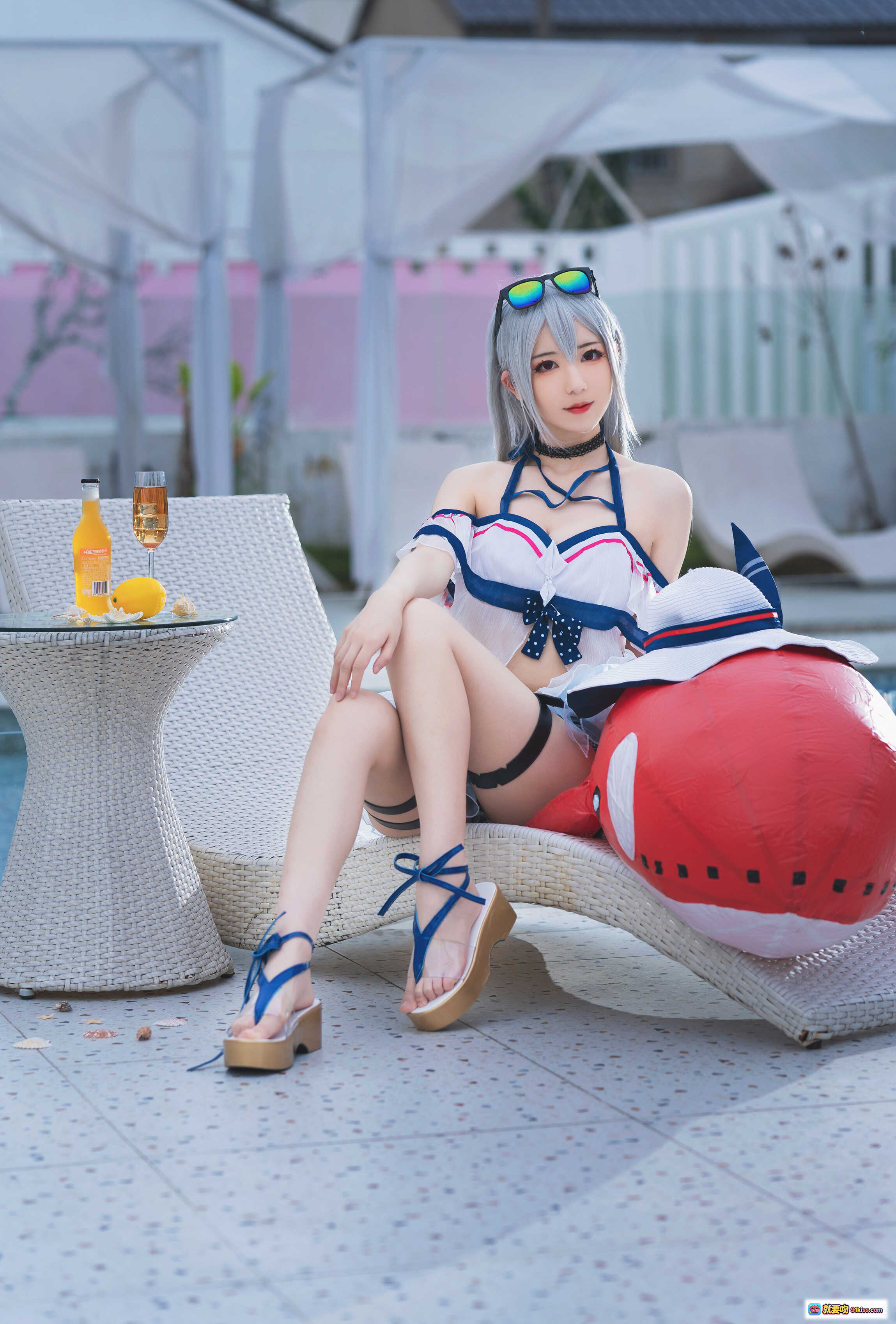 图片[3] - 弥音音COS明日方舟斯卡蒂泳装写真｜白蓝海军风比基尼+宽檐帽+银发少女泳池边性感摆拍 - 就要吻