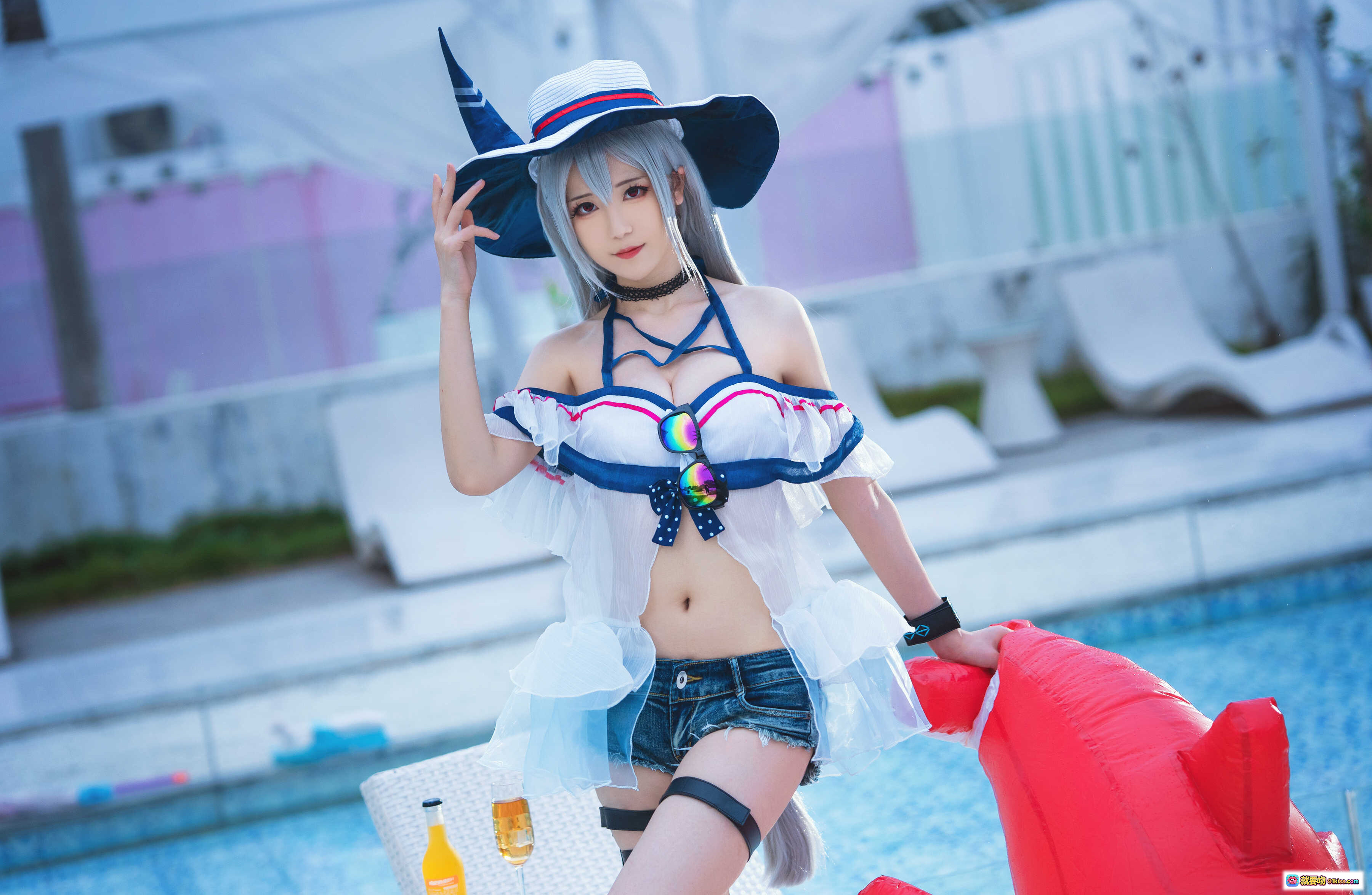 图片[10] - 弥音音COS明日方舟斯卡蒂泳装写真｜白蓝海军风比基尼+宽檐帽+银发少女泳池边性感摆拍 - 就要吻