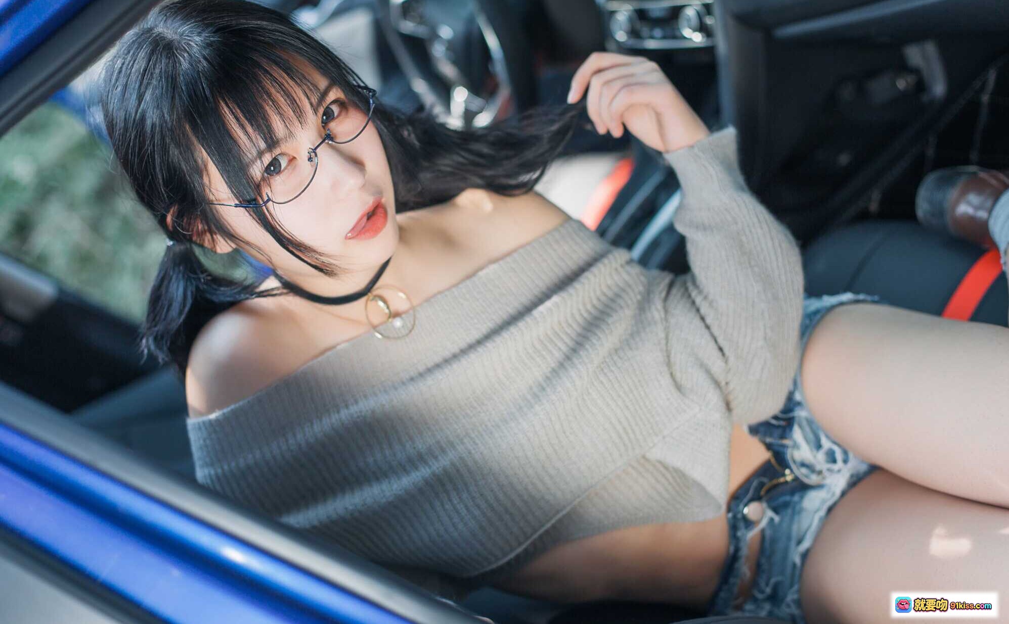 图片[1] - 逐月SU车内写真｜眼镜少女露肩毛衣+牛仔短裤｜野外私密氛围感拍摄｜45P高清图集 - 就要吻