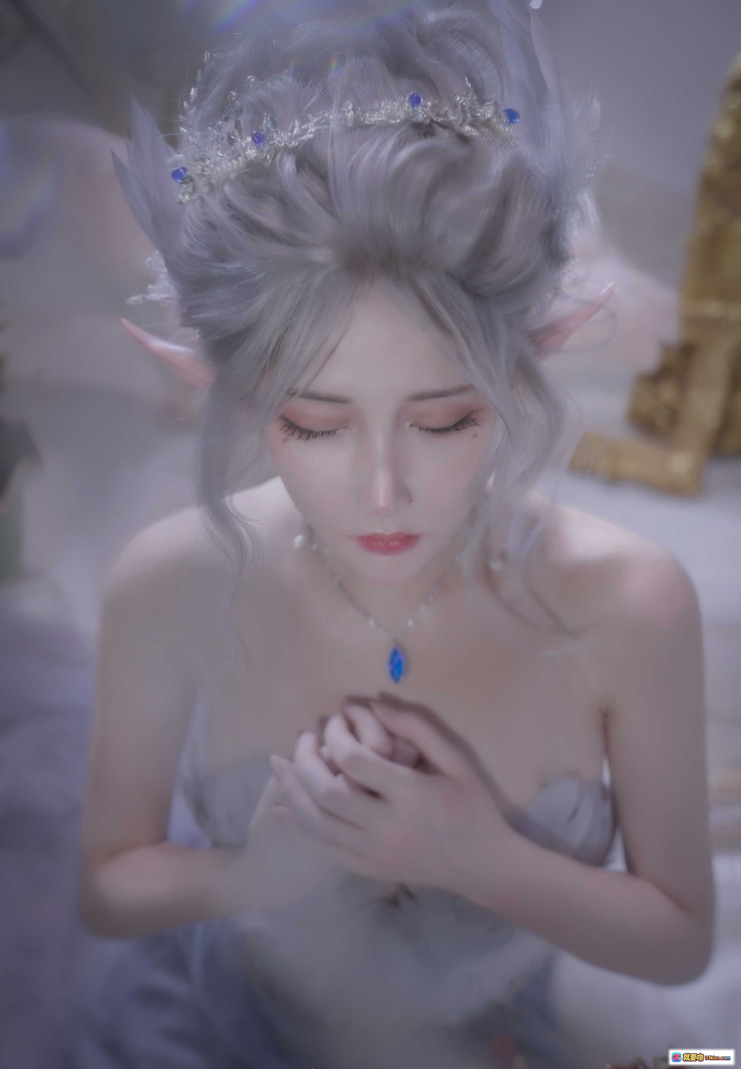 图片[5] - 鬼刀COS写真NO.010｜精灵少女银发白裙梦幻场景12P高清美图 - 就要吻