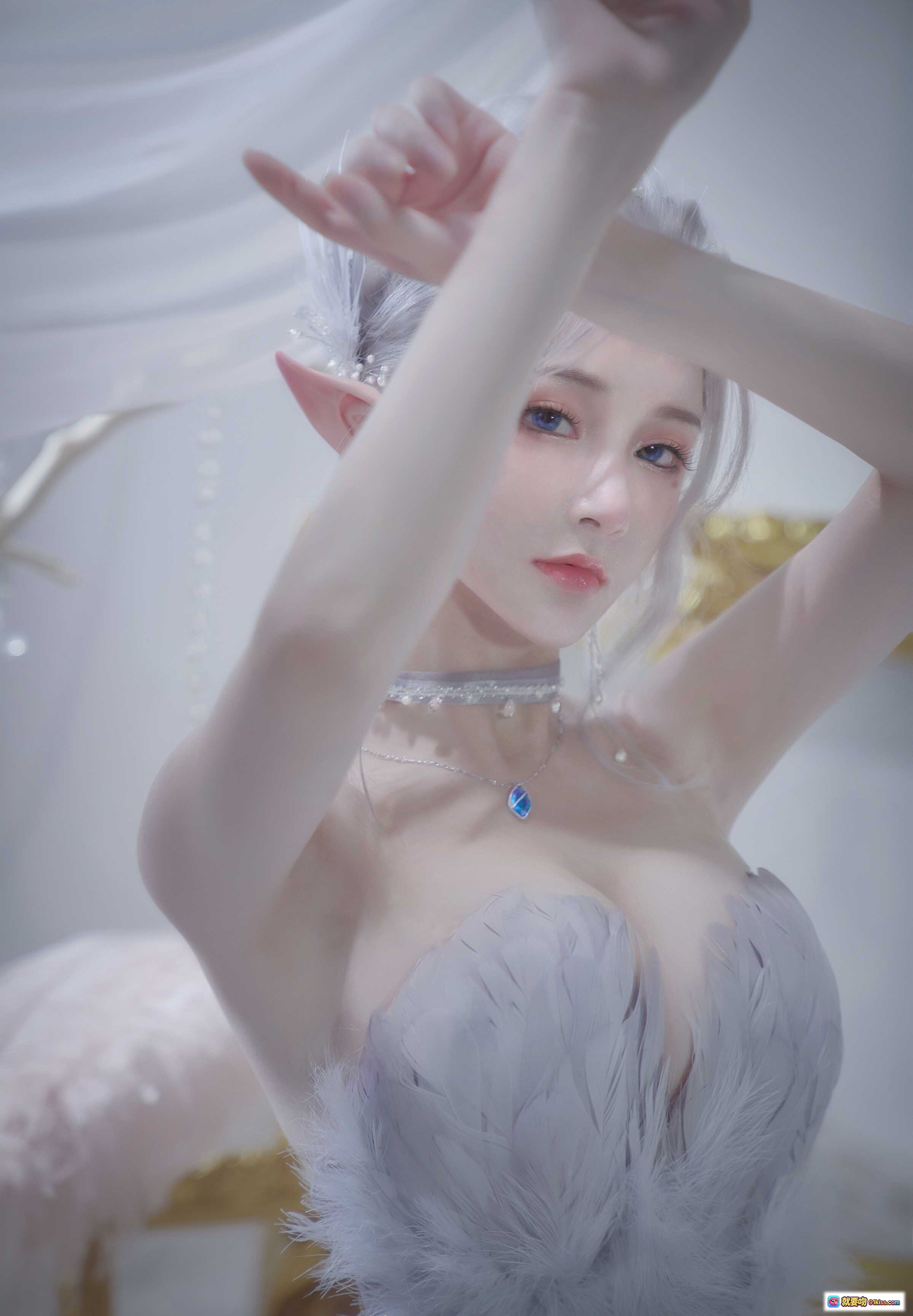 图片[10] - 鬼刀COS写真NO.010｜精灵少女银发白裙梦幻场景12P高清美图 - 就要吻