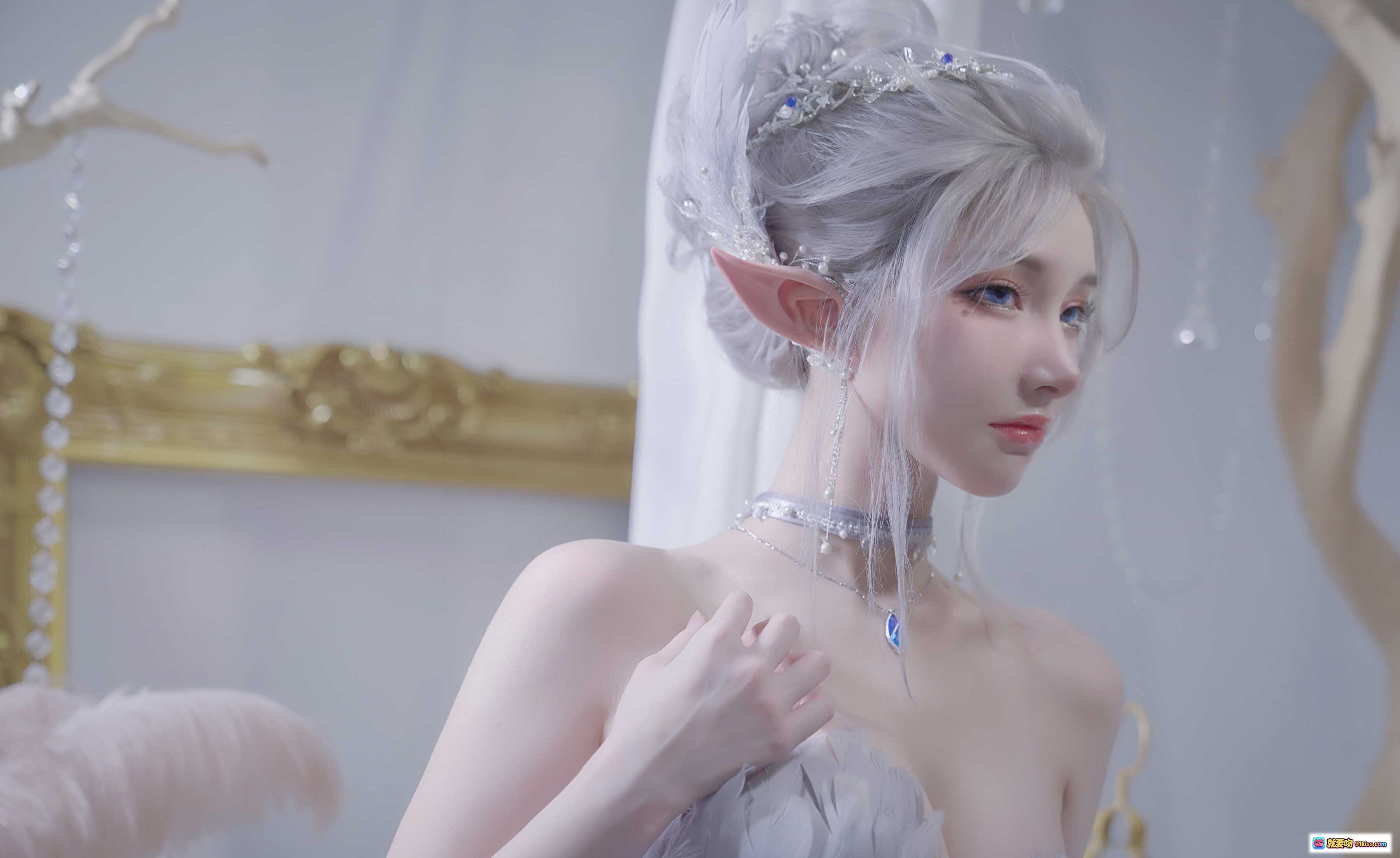 图片[8] - 鬼刀COS写真NO.010｜精灵少女银发白裙梦幻场景12P高清美图 - 就要吻