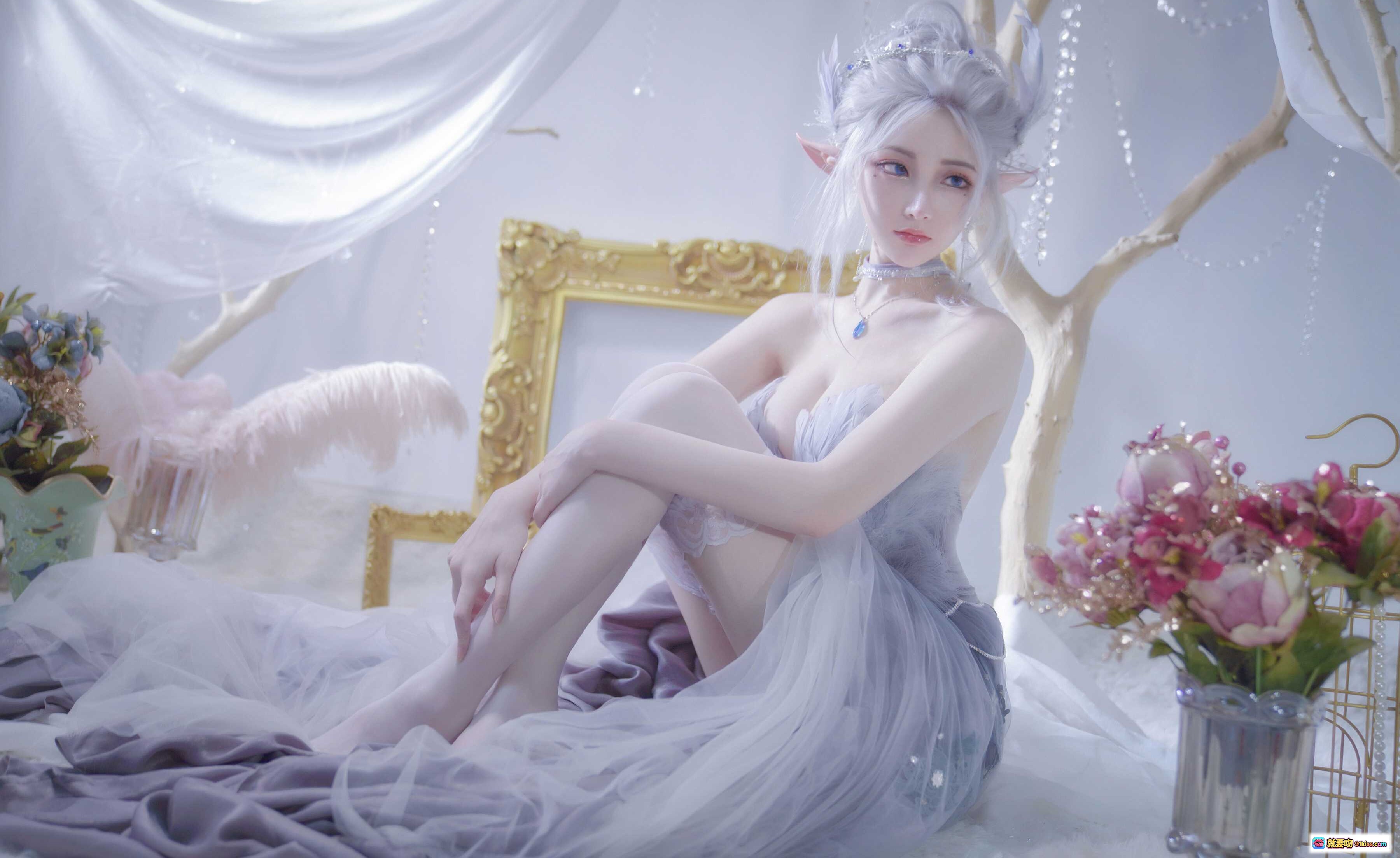 图片[1] - 鬼刀COS写真NO.010｜精灵少女银发白裙梦幻场景12P高清美图 - 就要吻