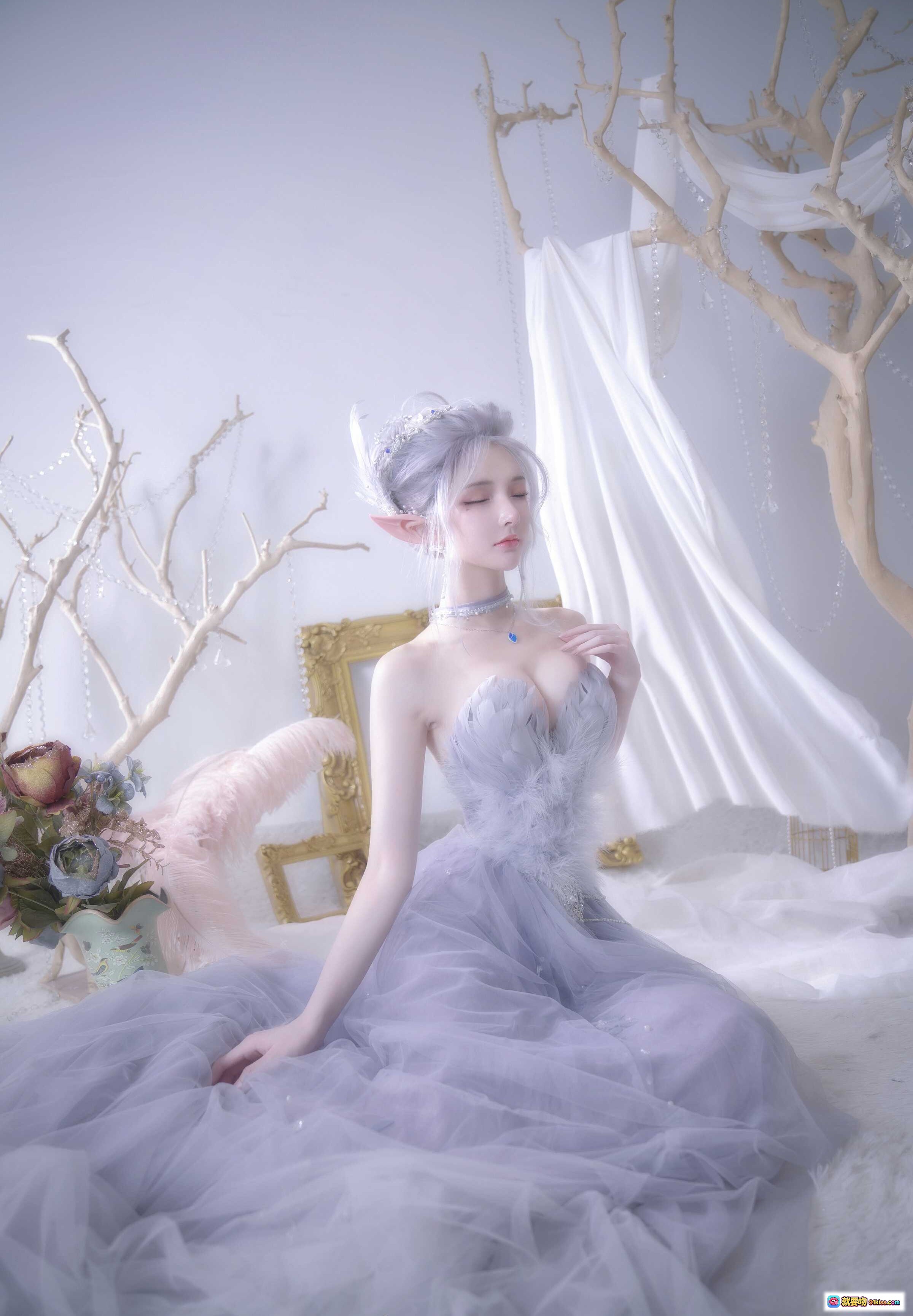 图片[2] - 鬼刀COS写真NO.010｜精灵少女银发白裙梦幻场景12P高清美图 - 就要吻