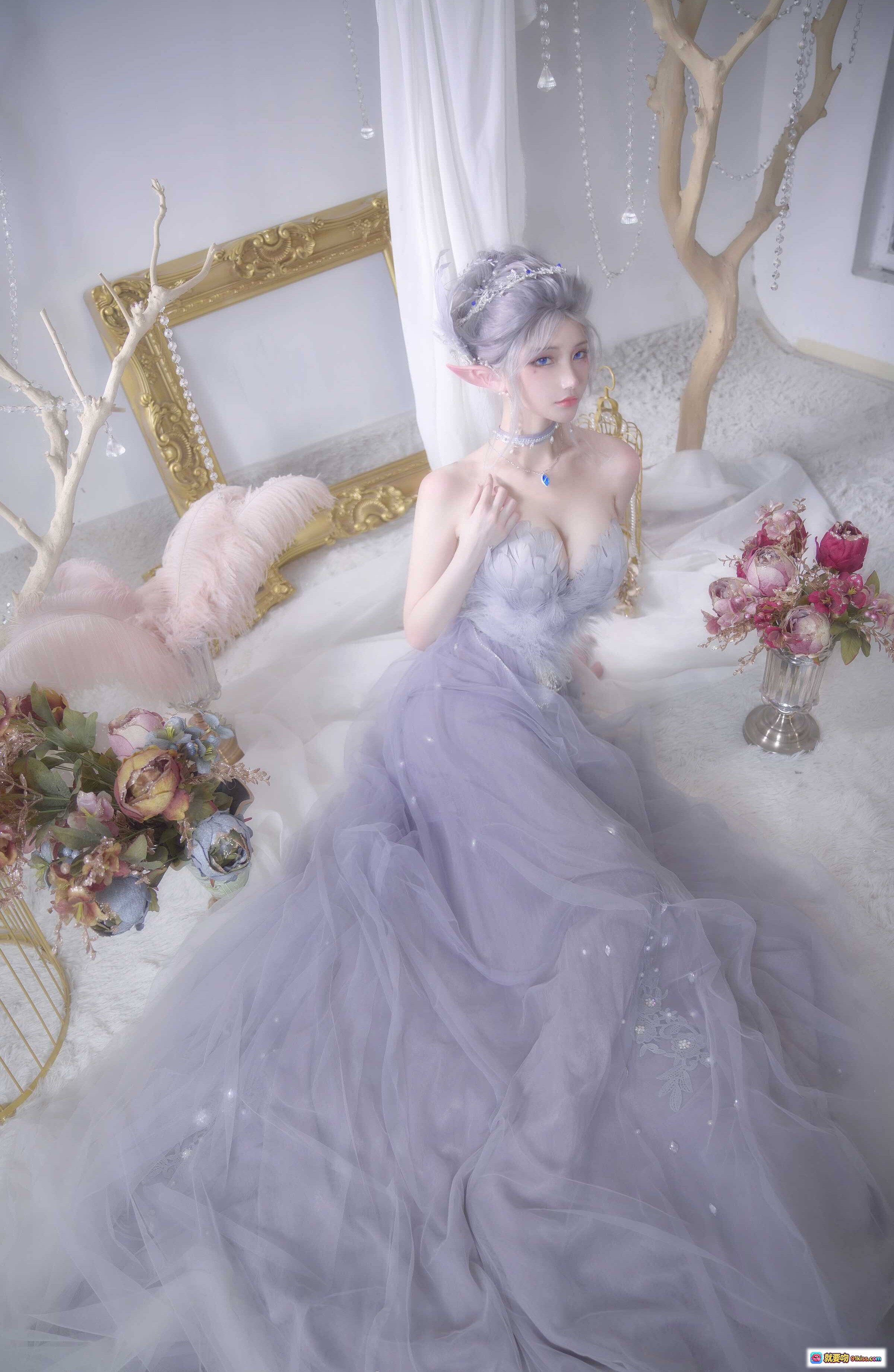 图片[7] - 鬼刀COS写真NO.010｜精灵少女银发白裙梦幻场景12P高清美图 - 就要吻