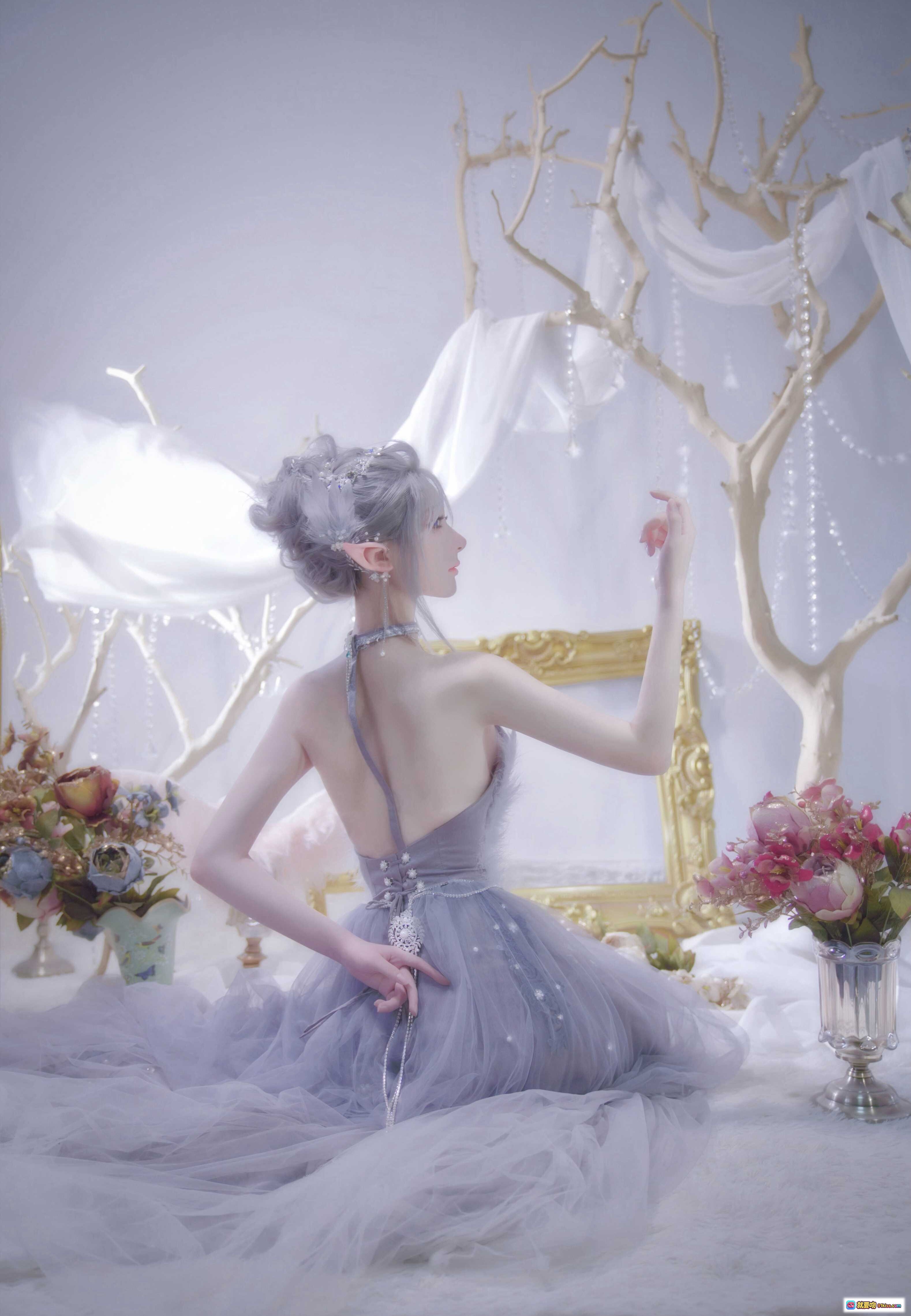 图片[4] - 鬼刀COS写真NO.010｜精灵少女银发白裙梦幻场景12P高清美图 - 就要吻