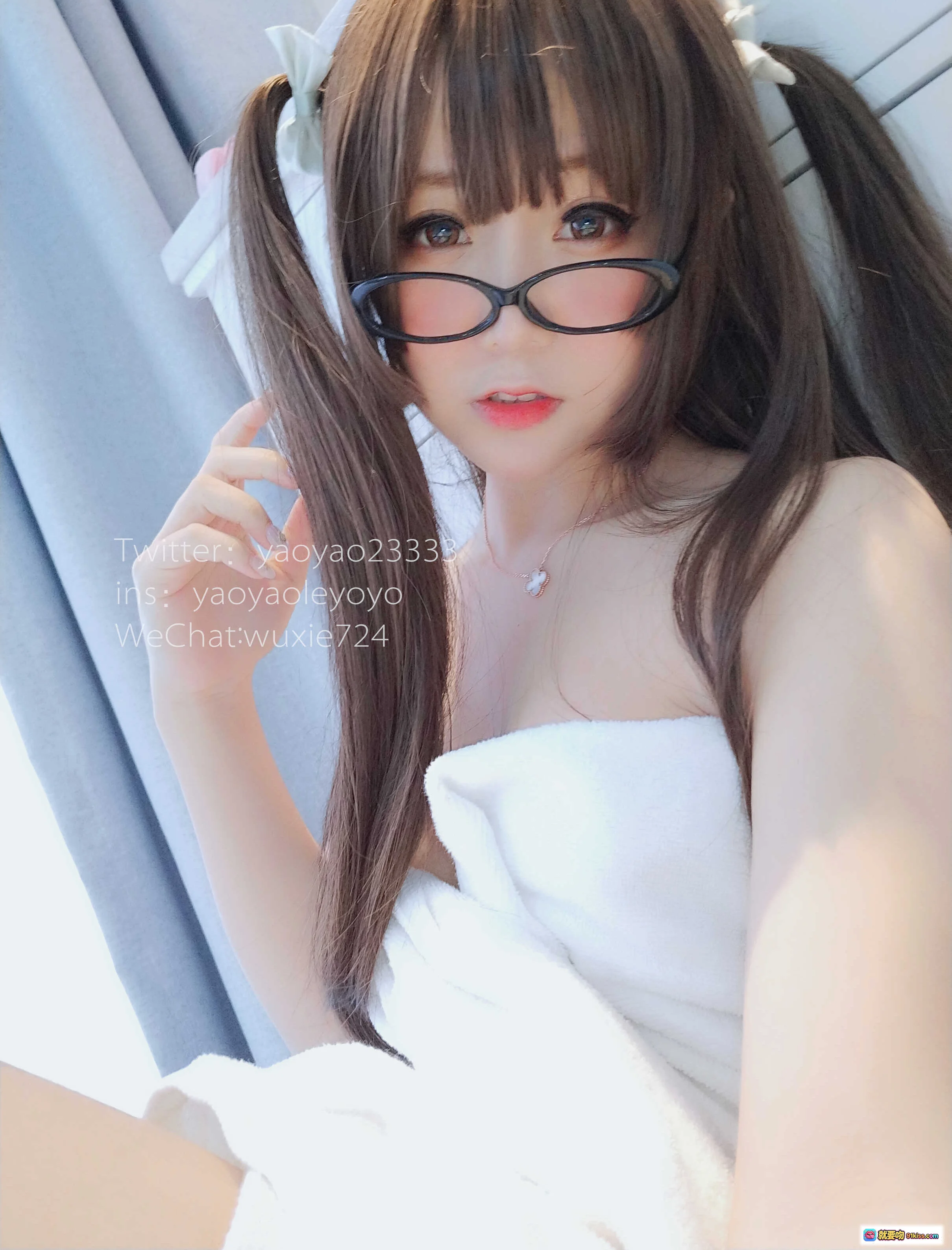 摇摇乐yoyo浴巾写真NO.001｜双马尾眼镜少女｜甜美居家风｜48P高清图集 - 就要吻
