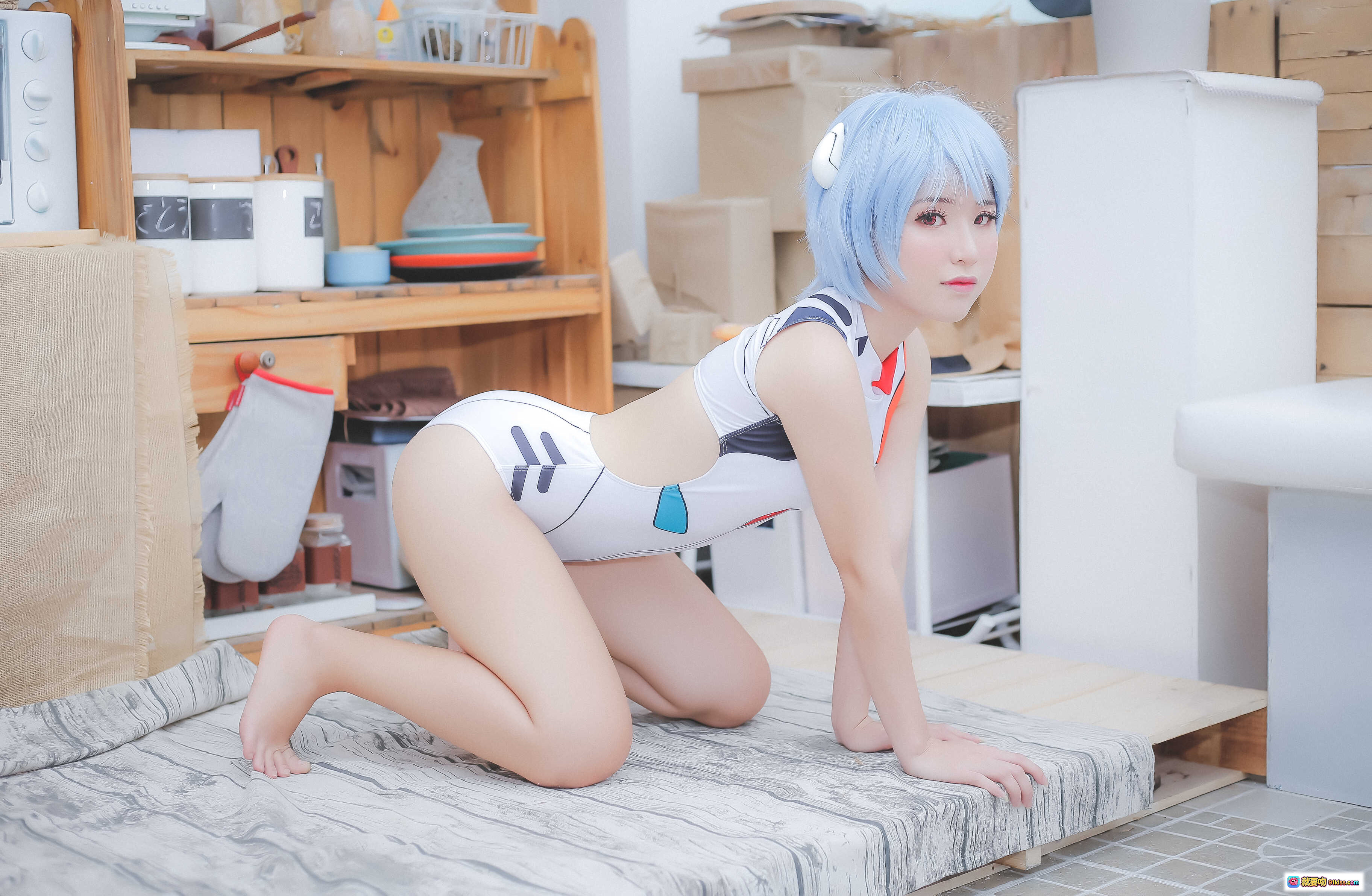 图片[7] - 越南COSER Chono Black NO.008 绫波丽泳装写真 14P高清美图 蓝发少女居家躺卧 白色比基尼 田园风场景 无视频 - 就要吻