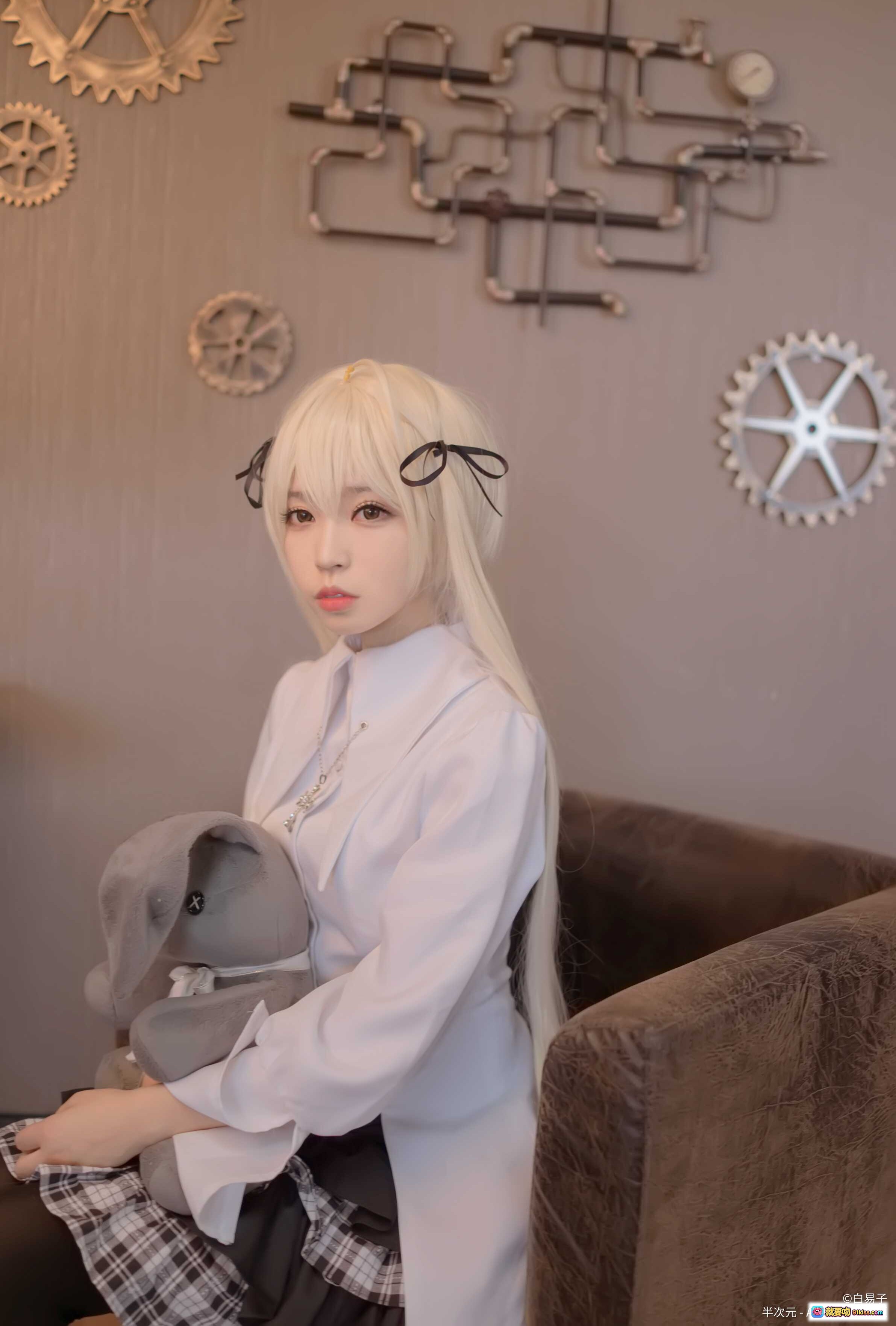 白易子穹妹cos写真合集 | 金发双马尾少女 | 白衬衫格裙搭配 | 蒸汽朋克背景装饰 | 精致妆容抱玩偶 | 31P高清图集 - 就要吻