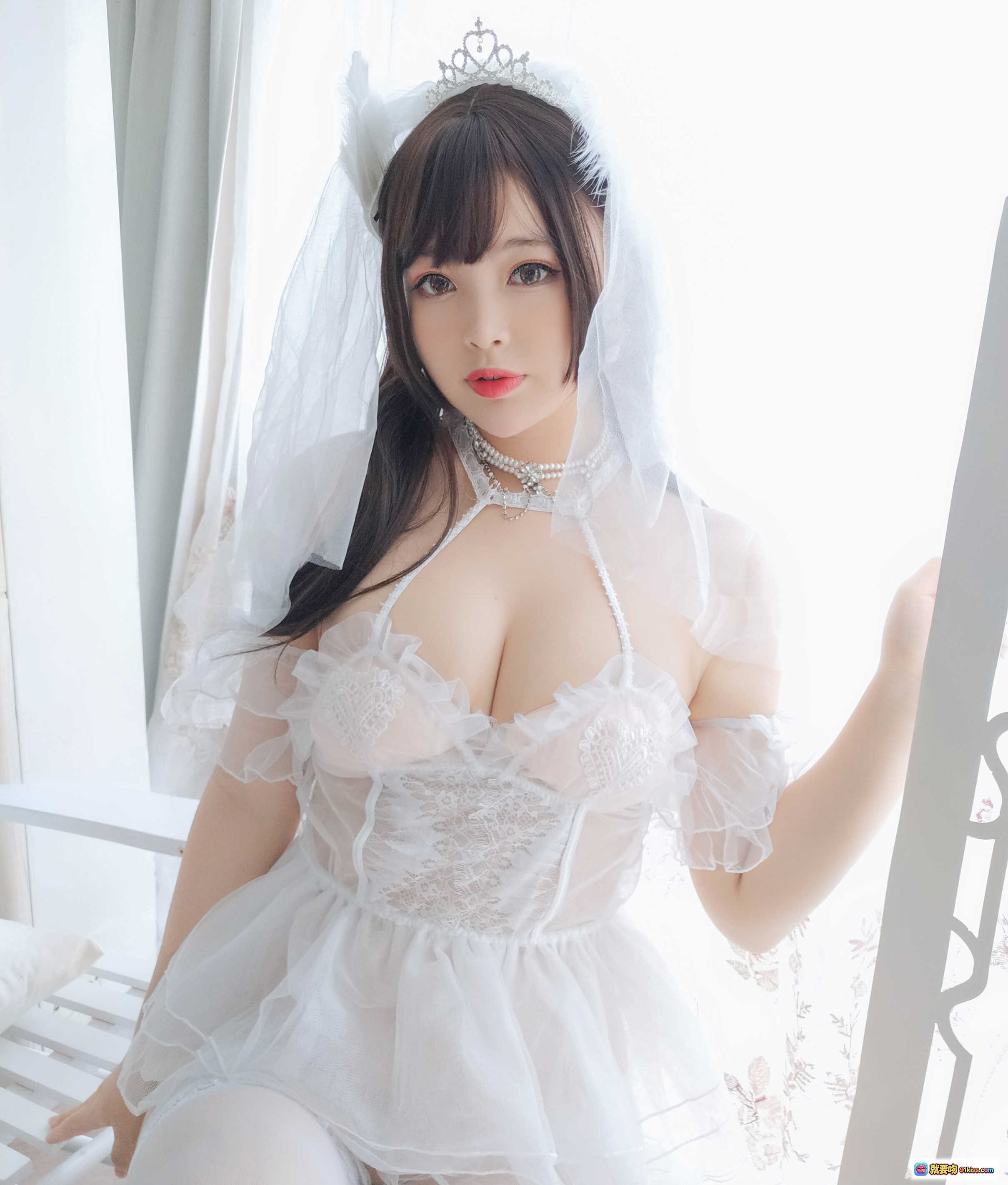 图片[1] - 白烨Vol.017 白天鹅自拍写真｜白色婚纱礼服+蕾丝吊带+珍珠颈链+头纱皇冠+甜美少女风+室内窗边柔光拍摄 - 就要吻