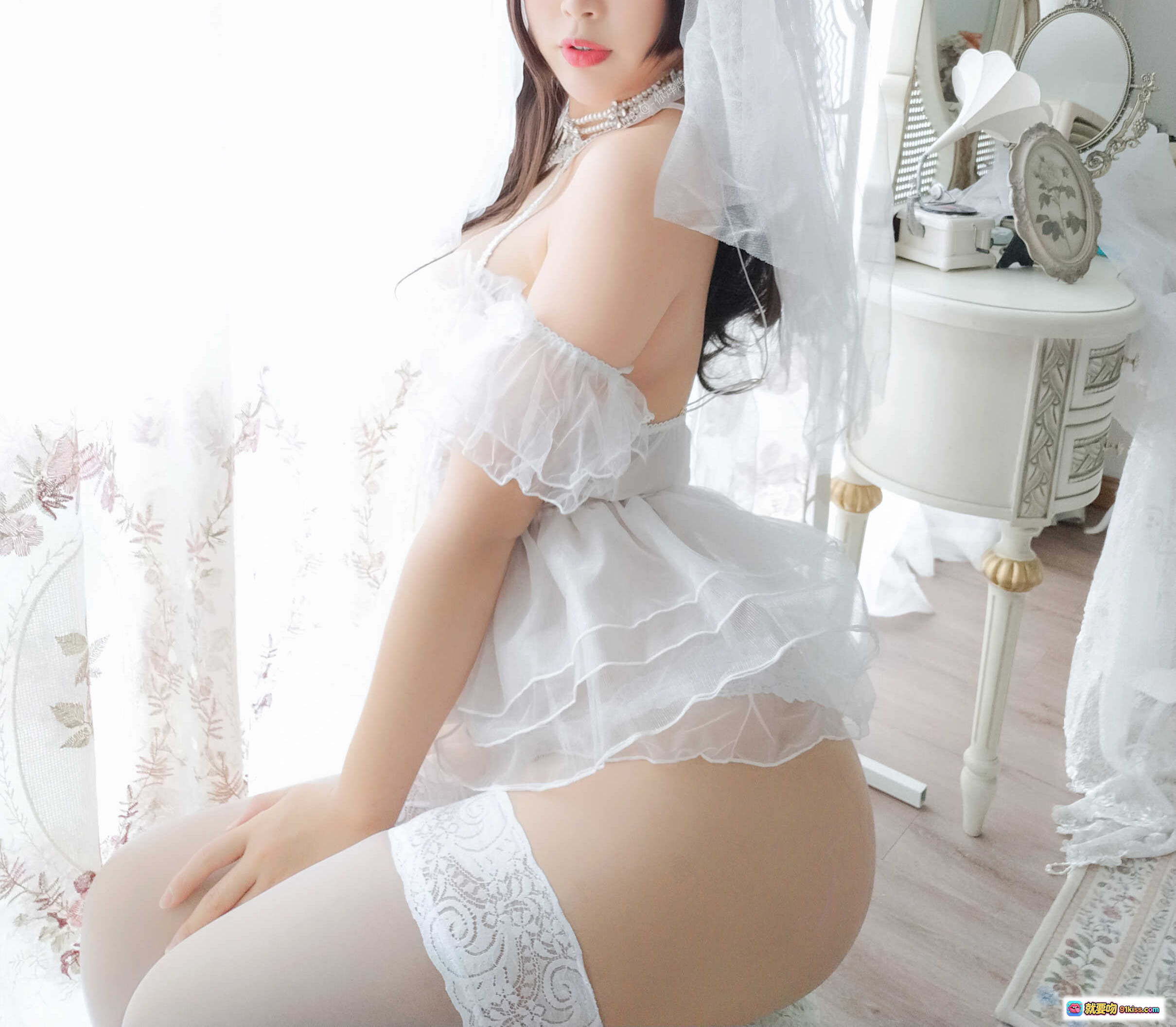 图片[5] - 白烨Vol.017 白天鹅自拍写真｜白色婚纱礼服+蕾丝吊带+珍珠颈链+头纱皇冠+甜美少女风+室内窗边柔光拍摄 - 就要吻