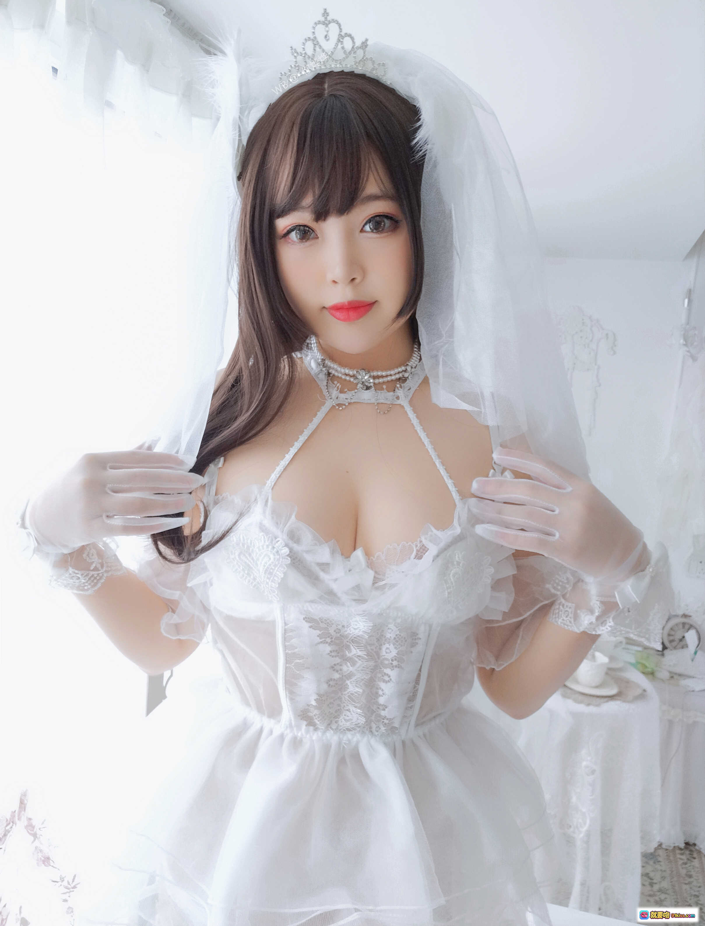 图片[3] - 白烨Vol.017 白天鹅自拍写真｜白色婚纱礼服+蕾丝吊带+珍珠颈链+头纱皇冠+甜美少女风+室内窗边柔光拍摄 - 就要吻