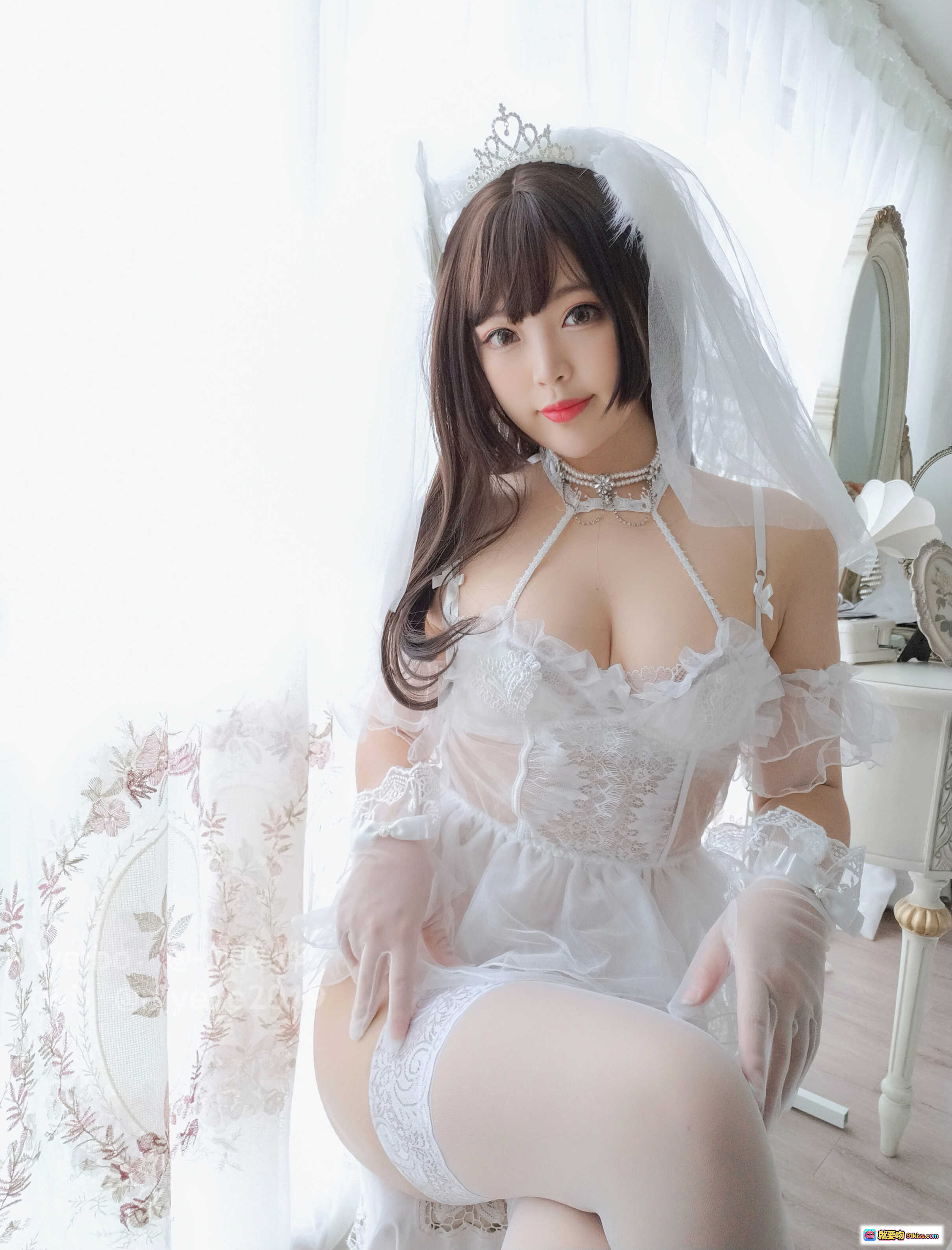 图片[9] - 白烨Vol.017 白天鹅自拍写真｜白色婚纱礼服+蕾丝吊带+珍珠颈链+头纱皇冠+甜美少女风+室内窗边柔光拍摄 - 就要吻