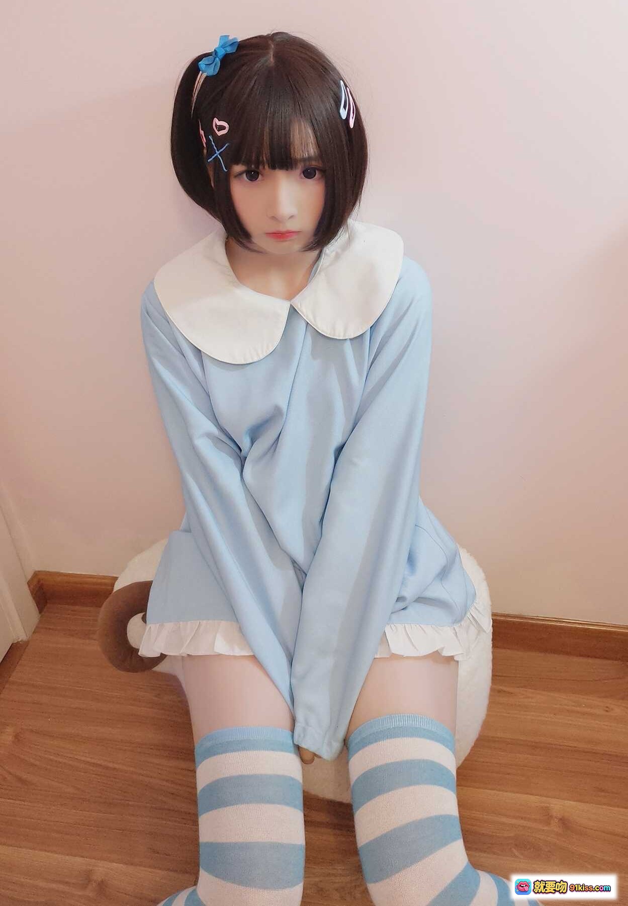 图片[2] - 古川NO.011古鸽幼稚园蓝白条纹袜萌系少女抱膝坐姿可爱写真 - 就要吻