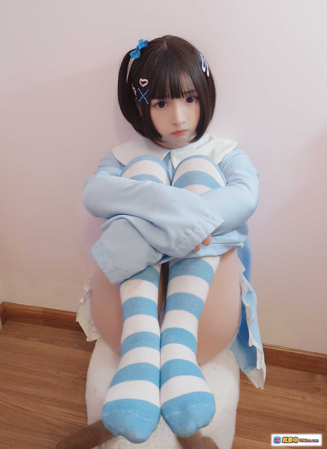 古川NO.011古鸽幼稚园蓝白条纹袜萌系少女抱膝坐姿可爱写真 - 就要吻