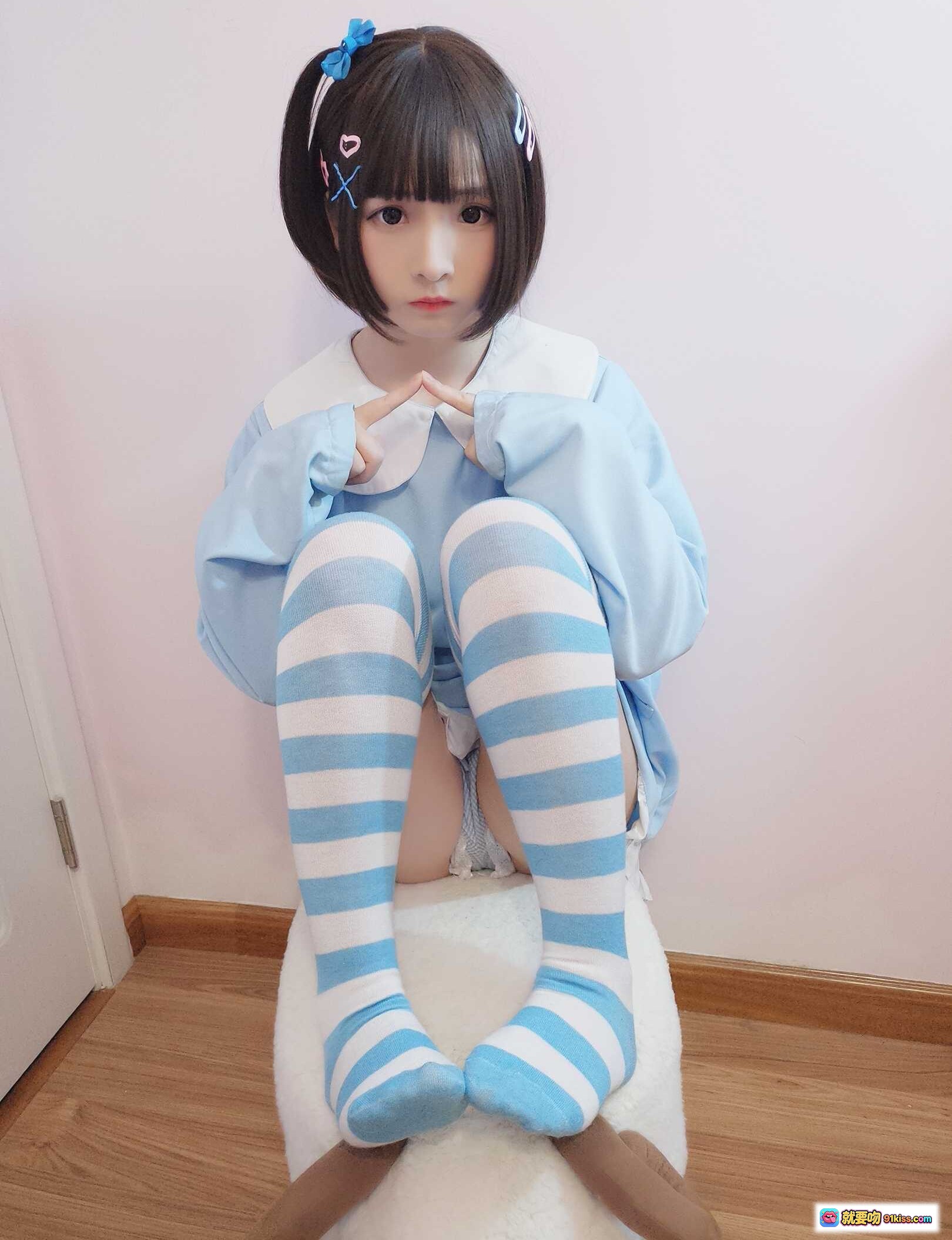 图片[8] - 古川NO.011古鸽幼稚园蓝白条纹袜萌系少女抱膝坐姿可爱写真 - 就要吻