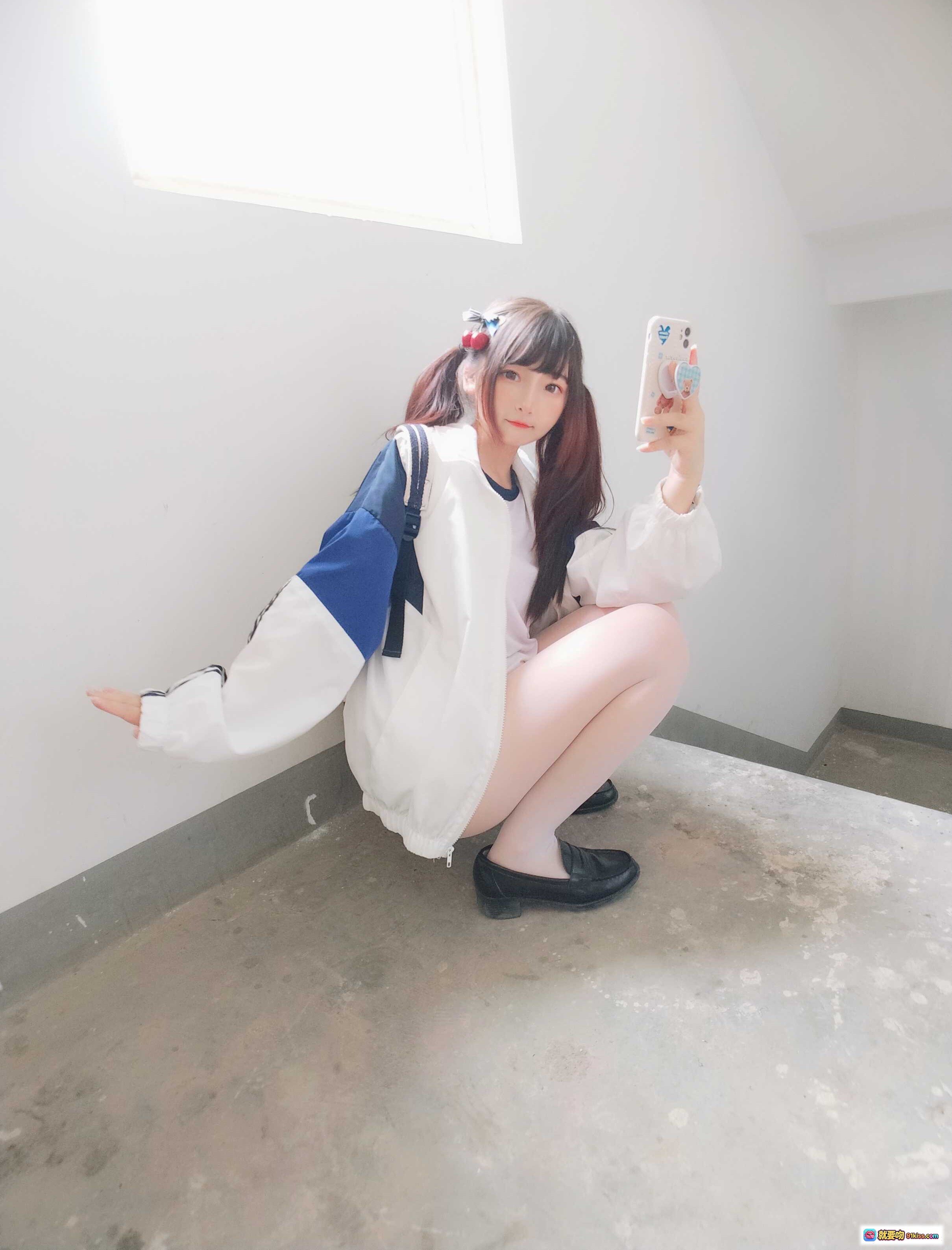 图片[1] - 古川NO.048白丝体操服自拍美少女 甜酷双马尾校园风写真 清新室内角落蹲姿手机自拍 - 就要吻