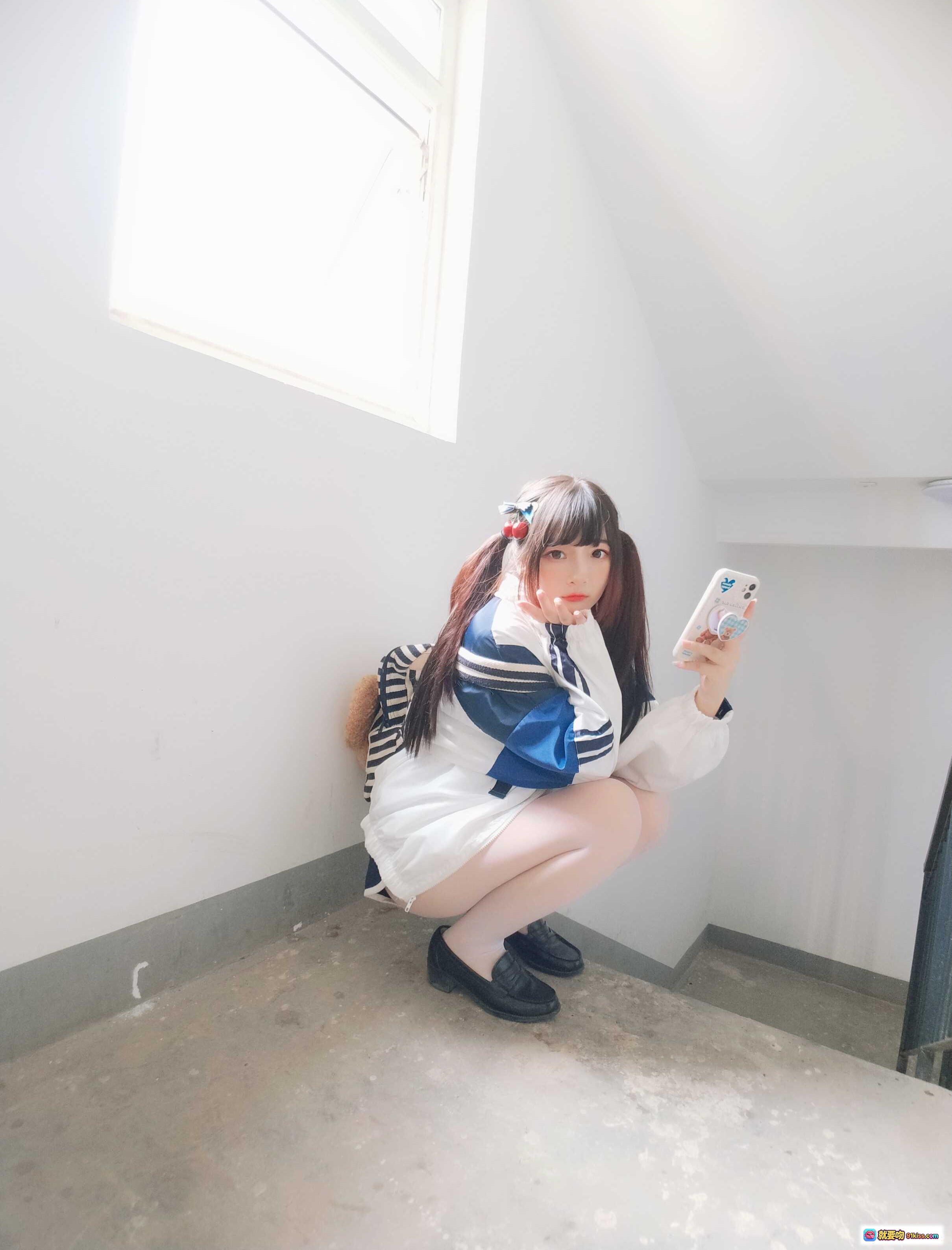 图片[9] - 古川NO.048白丝体操服自拍美少女 甜酷双马尾校园风写真 清新室内角落蹲姿手机自拍 - 就要吻