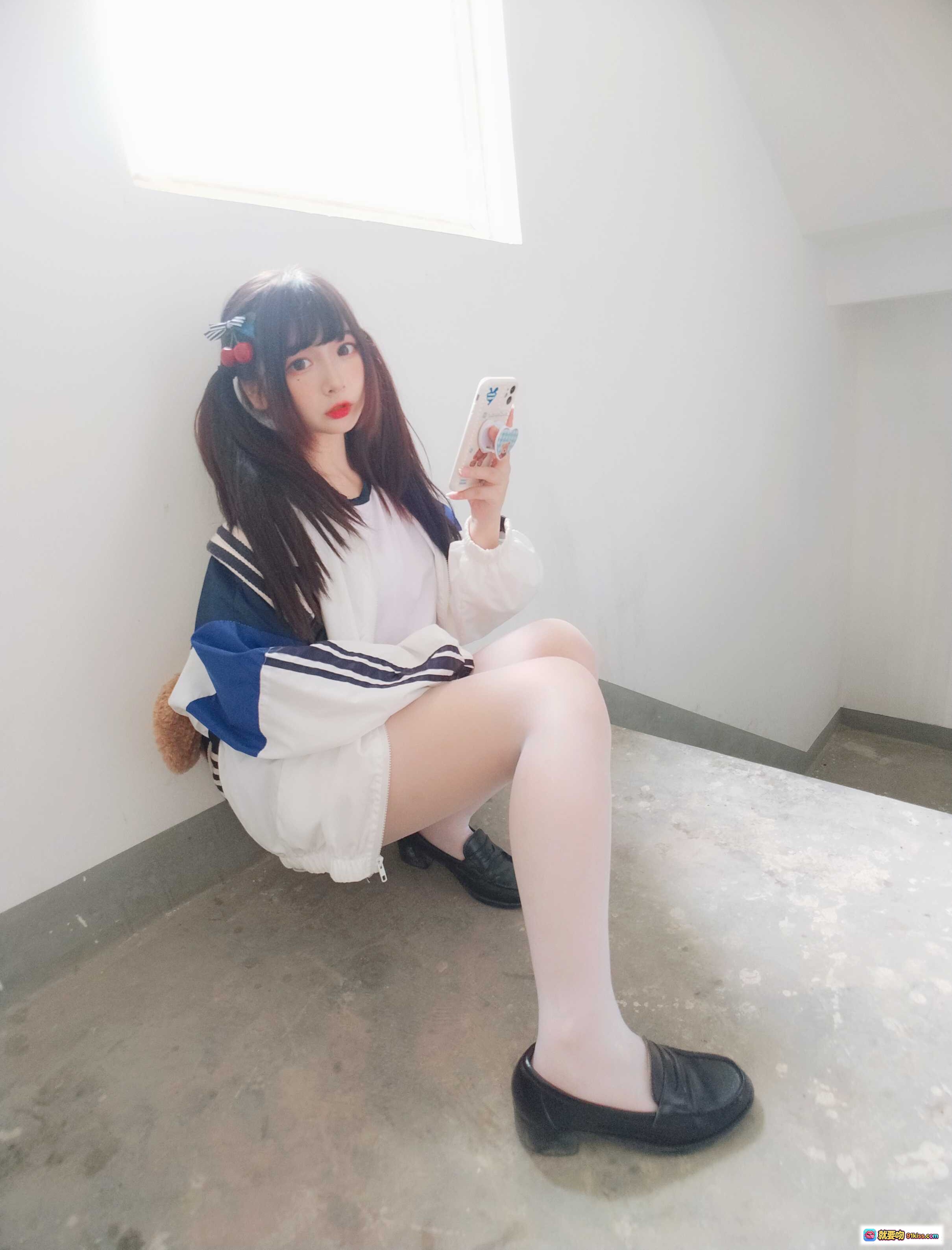 图片[7] - 古川NO.048白丝体操服自拍美少女 甜酷双马尾校园风写真 清新室内角落蹲姿手机自拍 - 就要吻