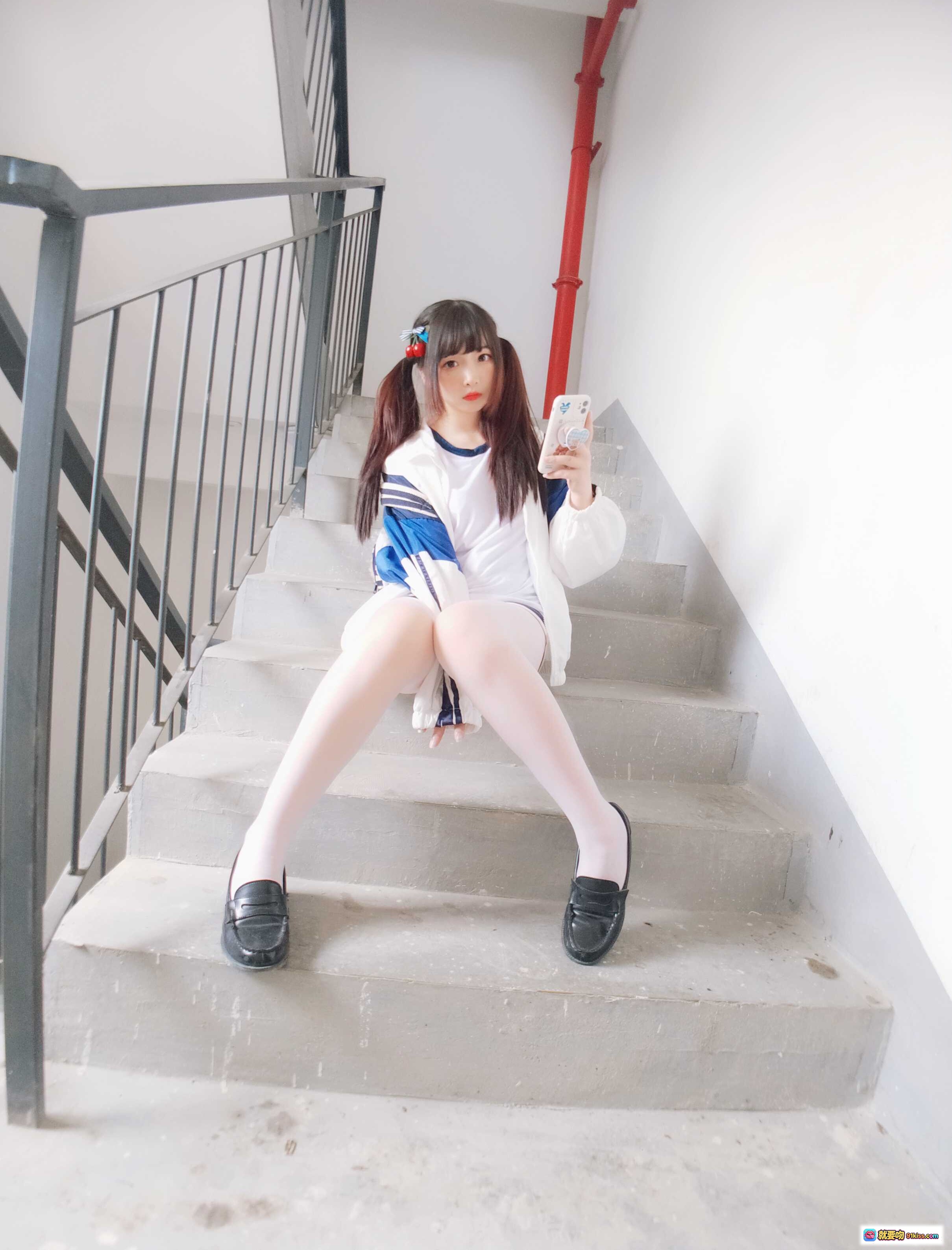 图片[5] - 古川NO.048白丝体操服自拍美少女 甜酷双马尾校园风写真 清新室内角落蹲姿手机自拍 - 就要吻