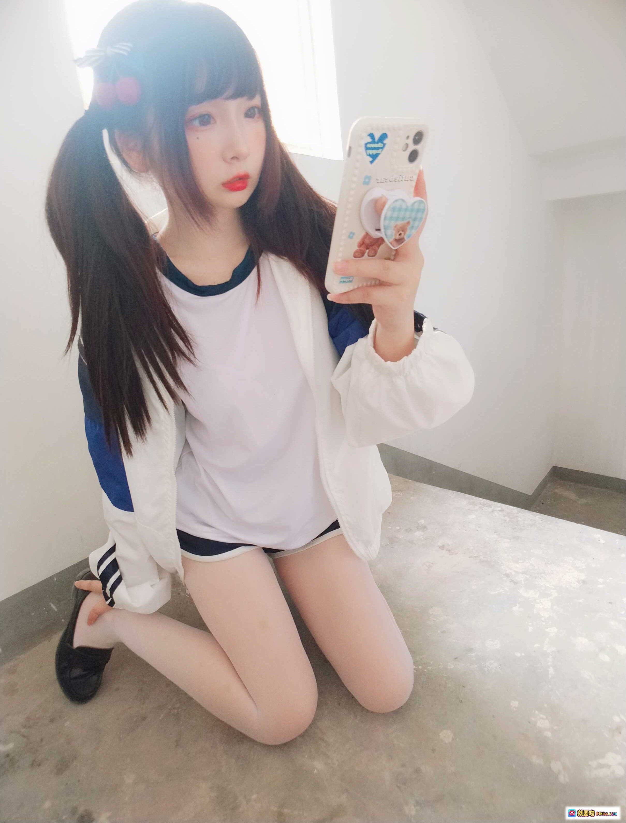 图片[8] - 古川NO.048白丝体操服自拍美少女 甜酷双马尾校园风写真 清新室内角落蹲姿手机自拍 - 就要吻