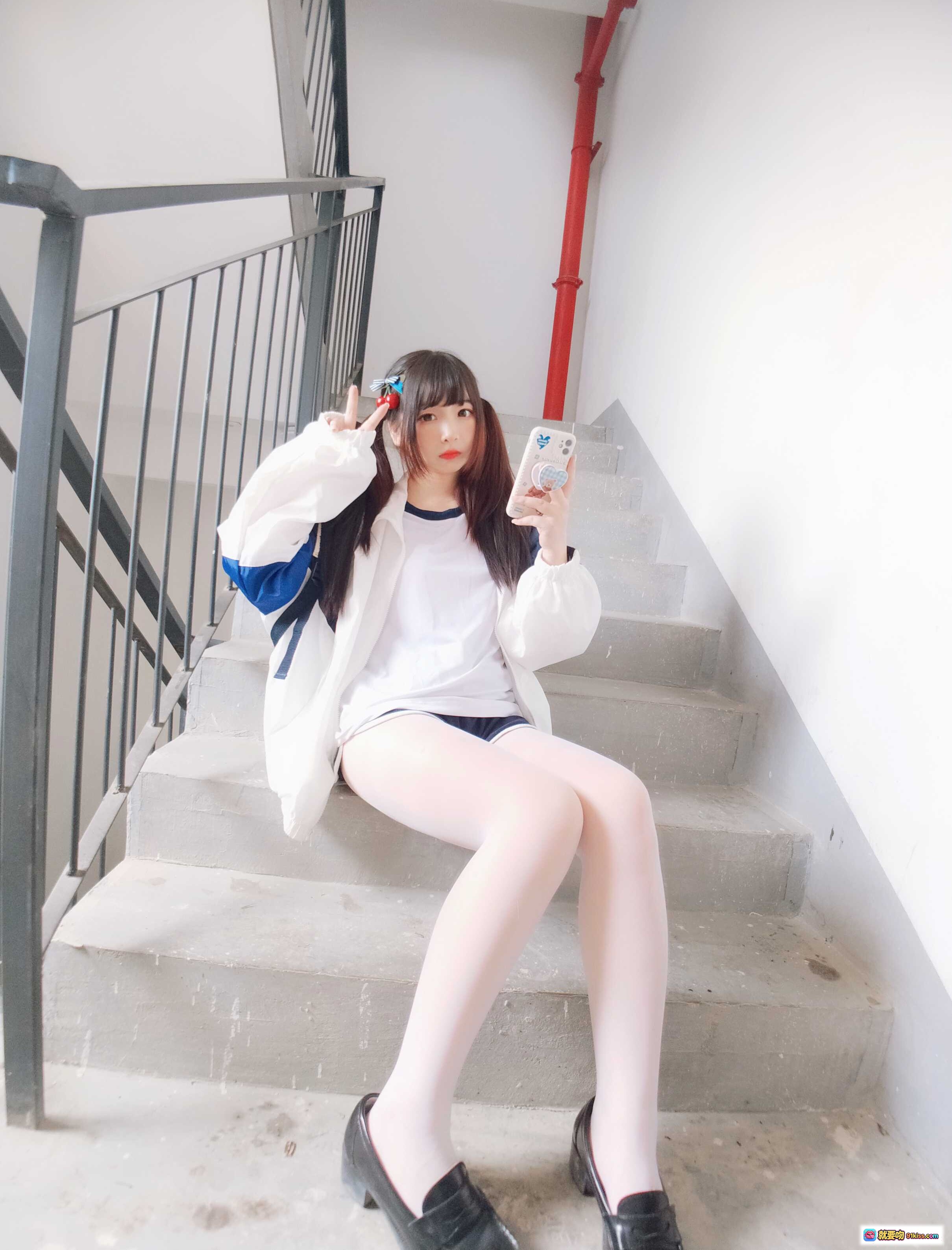 图片[6] - 古川NO.048白丝体操服自拍美少女 甜酷双马尾校园风写真 清新室内角落蹲姿手机自拍 - 就要吻