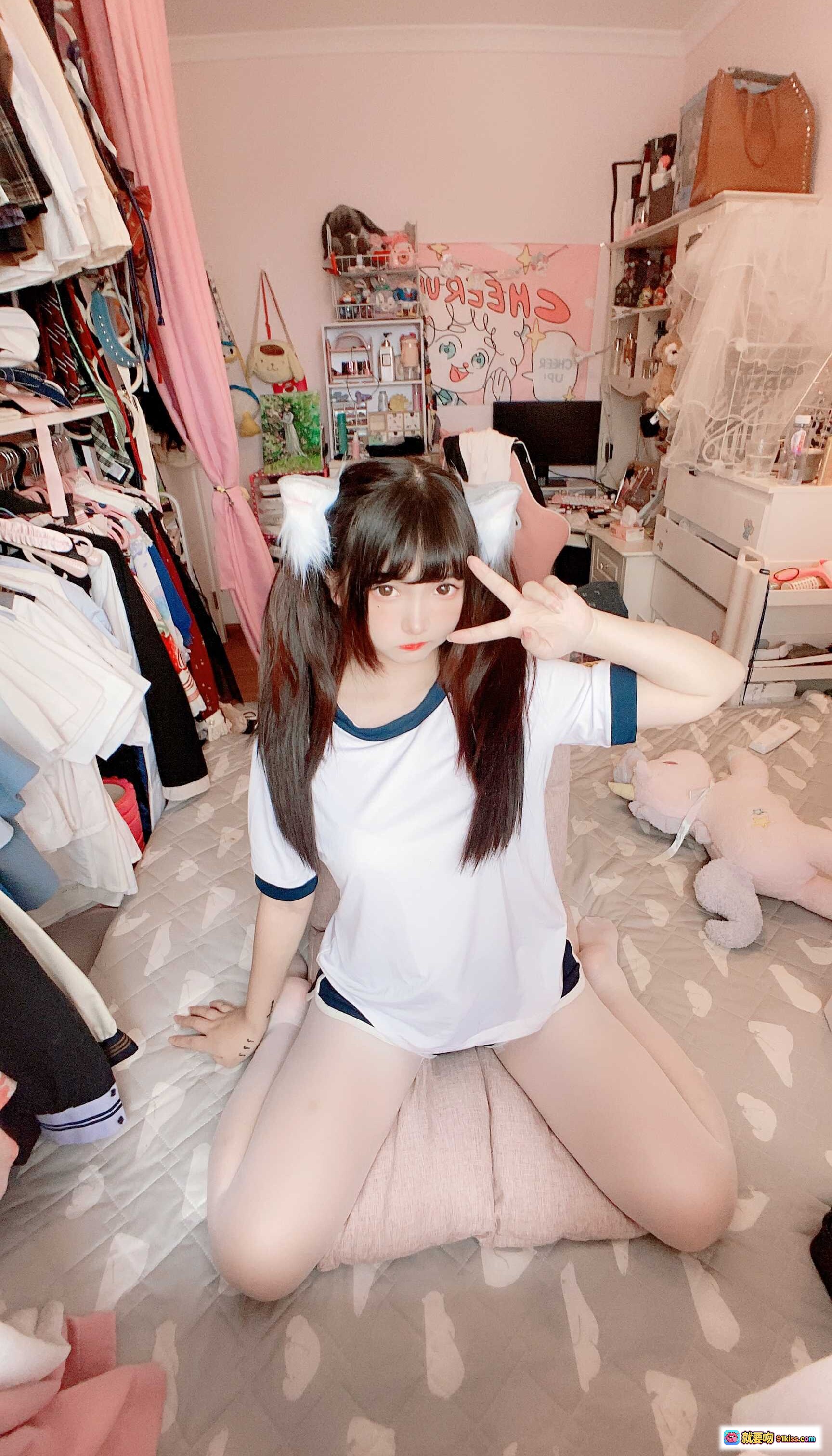 图片[4] - 古川NO.048白丝体操服自拍美少女 甜酷双马尾校园风写真 清新室内角落蹲姿手机自拍 - 就要吻