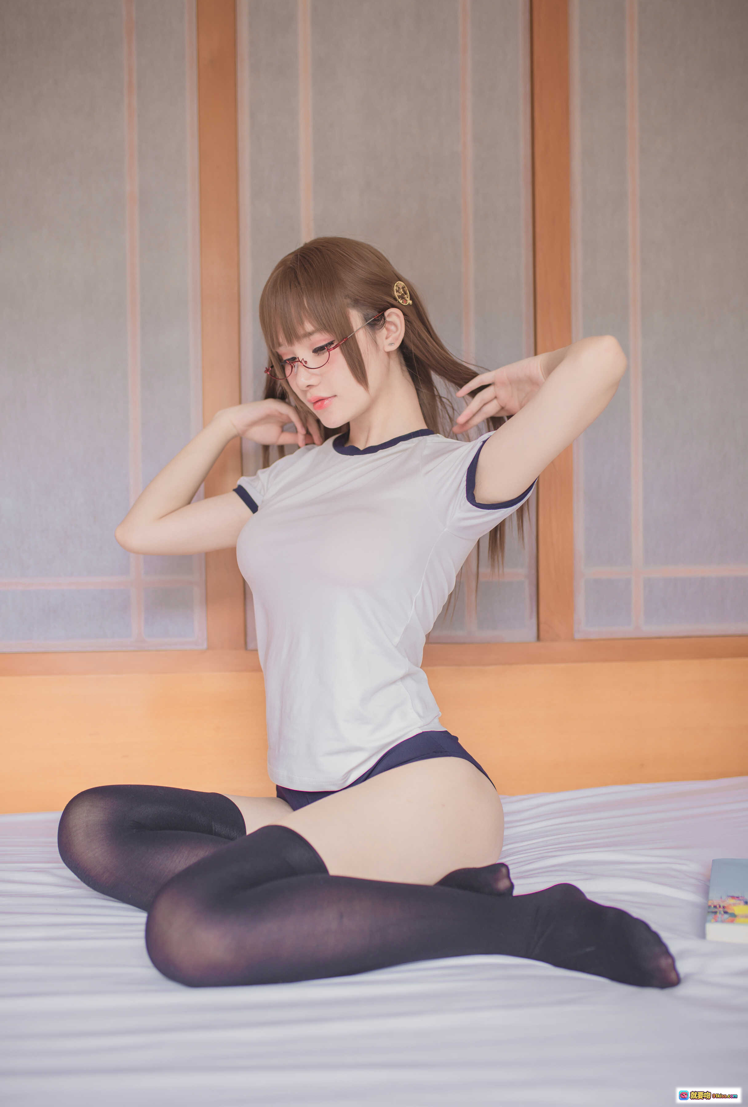 图片[9] - Yoko宅夏NO.009妹汤物语校服写真 黑丝美腿眼镜少女床上私房照 63P高清图集 - 就要吻