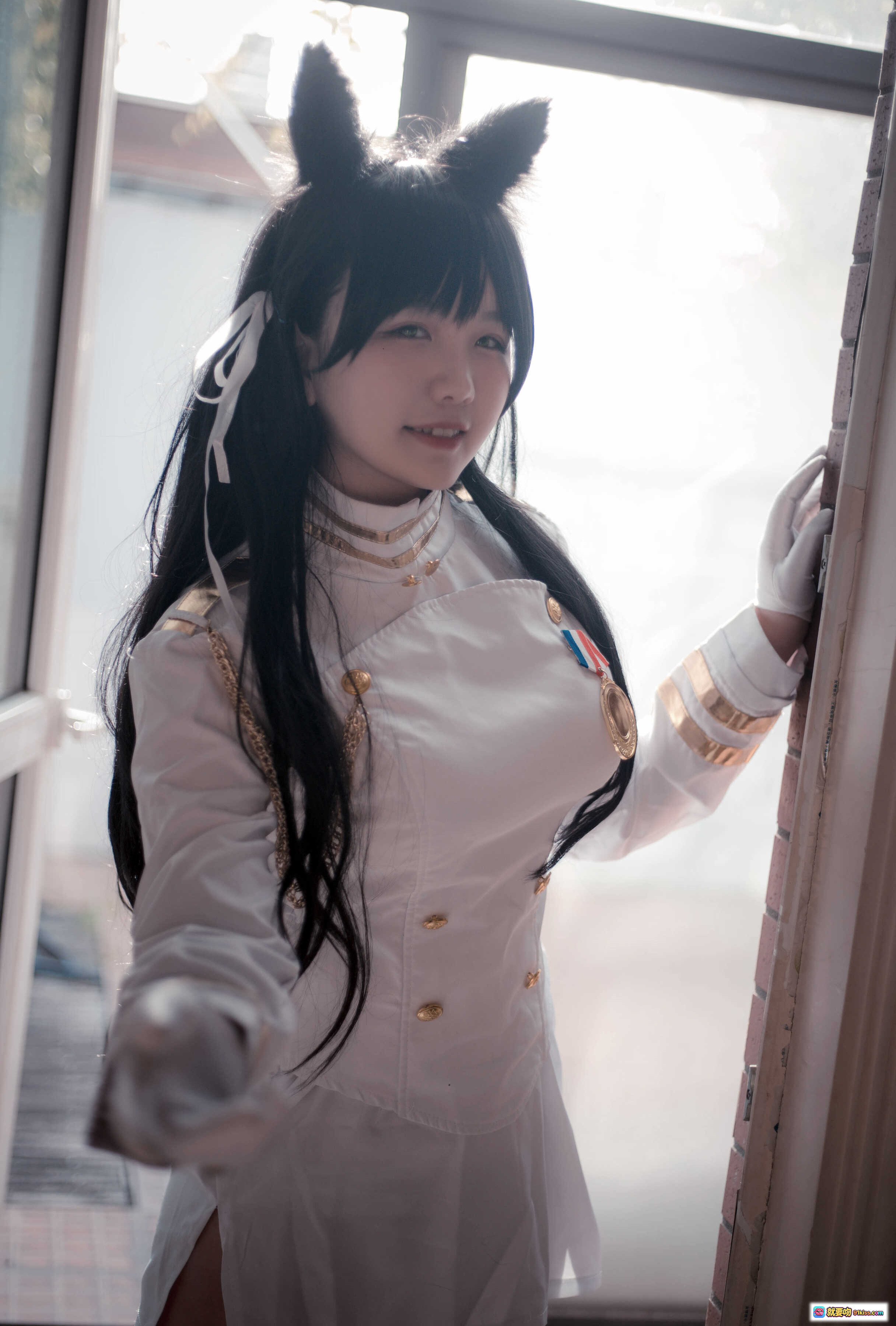图片[1] - 阿半cos爱宕原皮制服猫耳少女写真24P高清图集微笑伸手窗边场景 - 就要吻