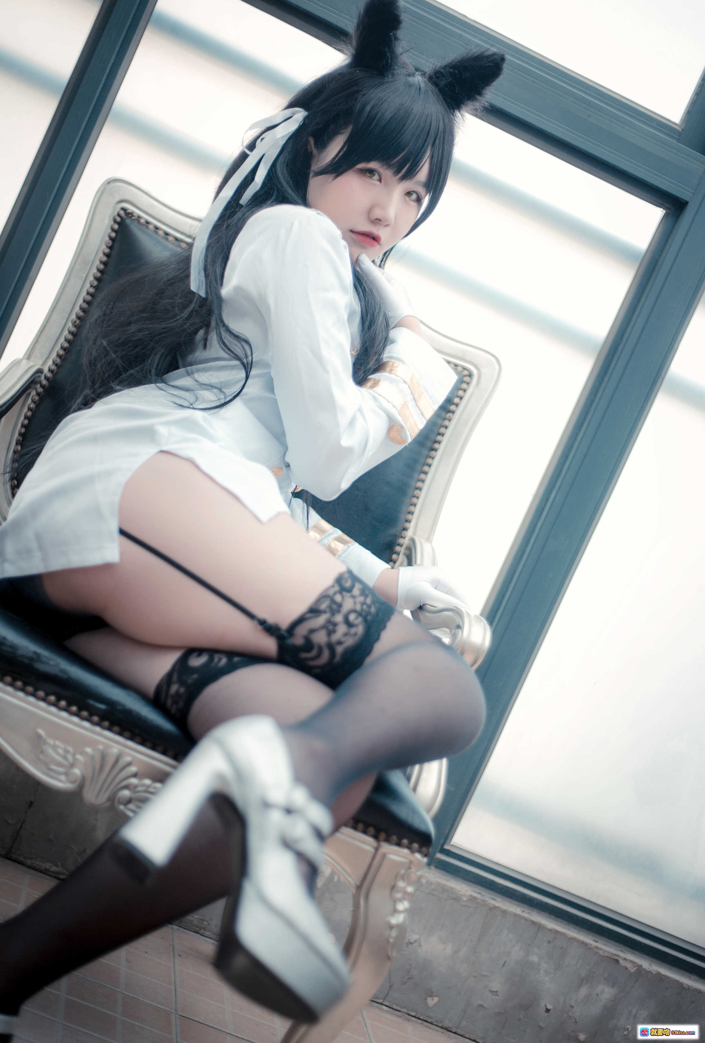 图片[4] - 阿半cos爱宕原皮制服猫耳少女写真24P高清图集微笑伸手窗边场景 - 就要吻