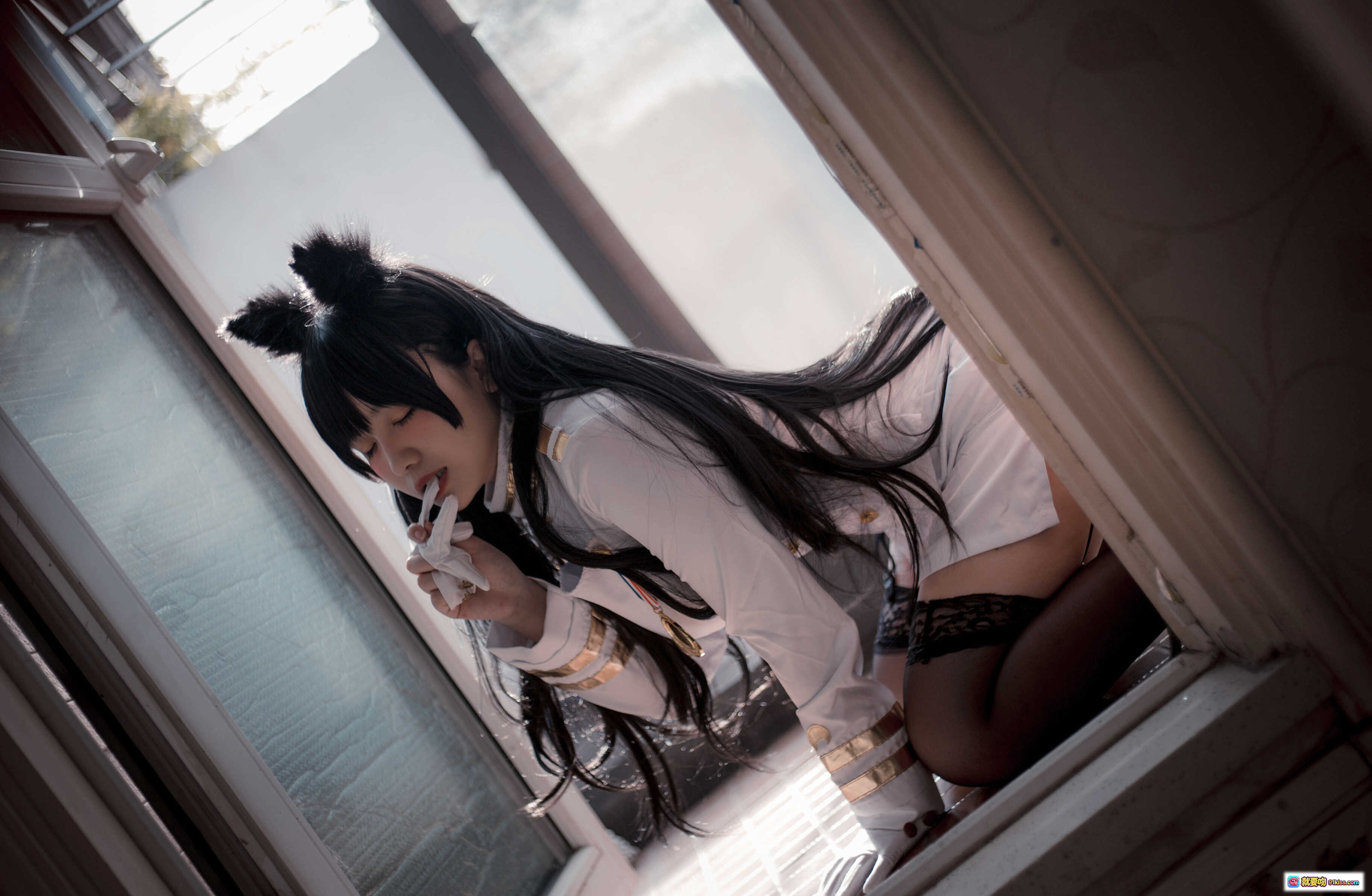 图片[10] - 阿半cos爱宕原皮制服猫耳少女写真24P高清图集微笑伸手窗边场景 - 就要吻