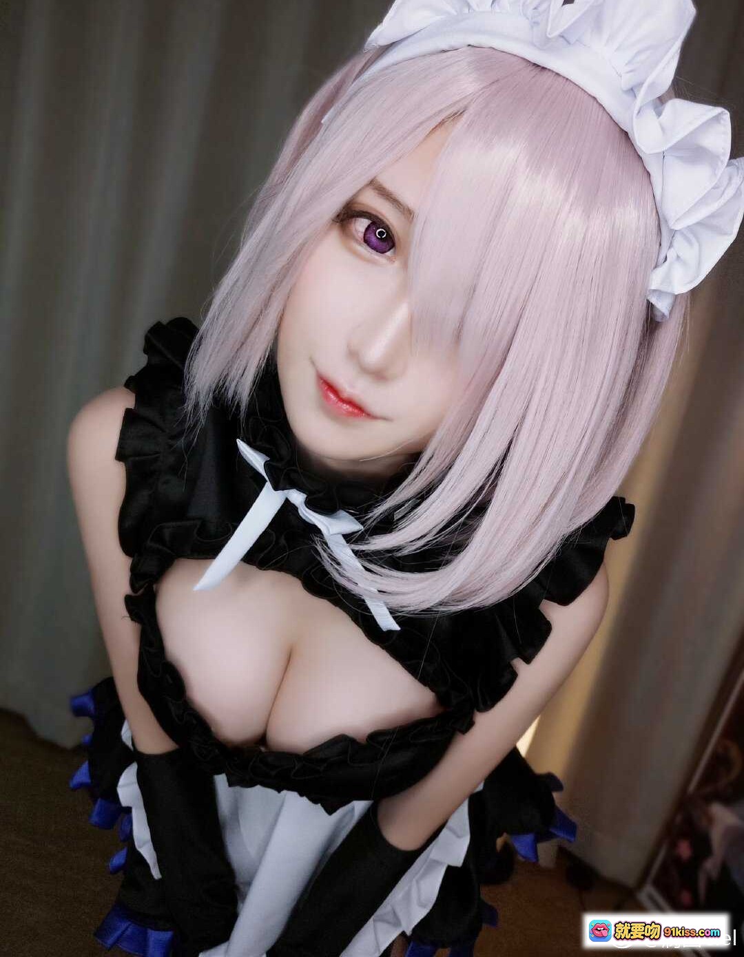 图片[8] - 腐团儿Cos玛修女仆装｜Fate/Grand Order角色扮演｜粉色短发黑裙蓝边｜精致妆容白头饰 - 就要吻