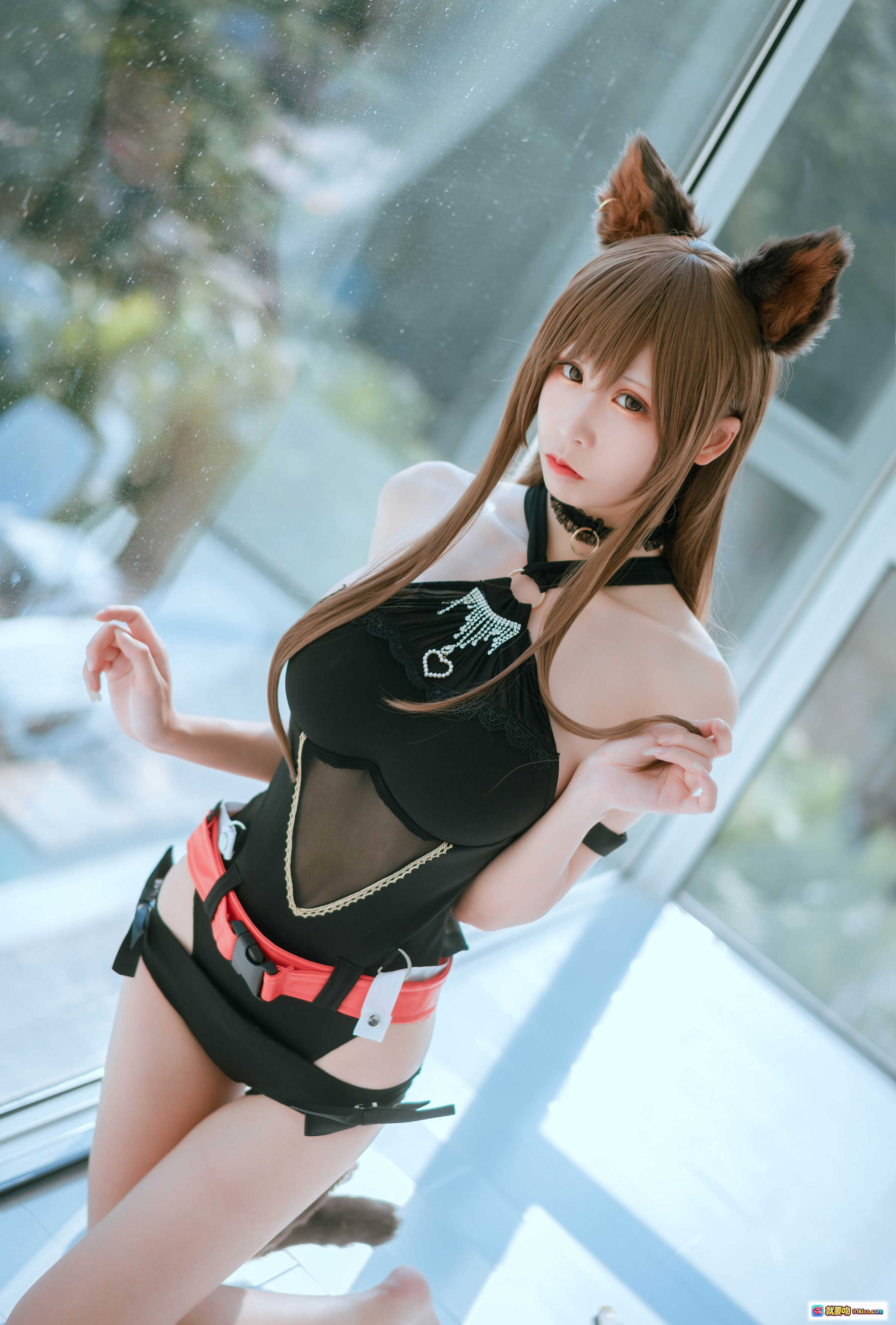图片[7] - 爱老师明日方舟天火cosplay写真 猫耳猫尾黑衣红腰带持三叉戟窗边跪姿美图 - 就要吻