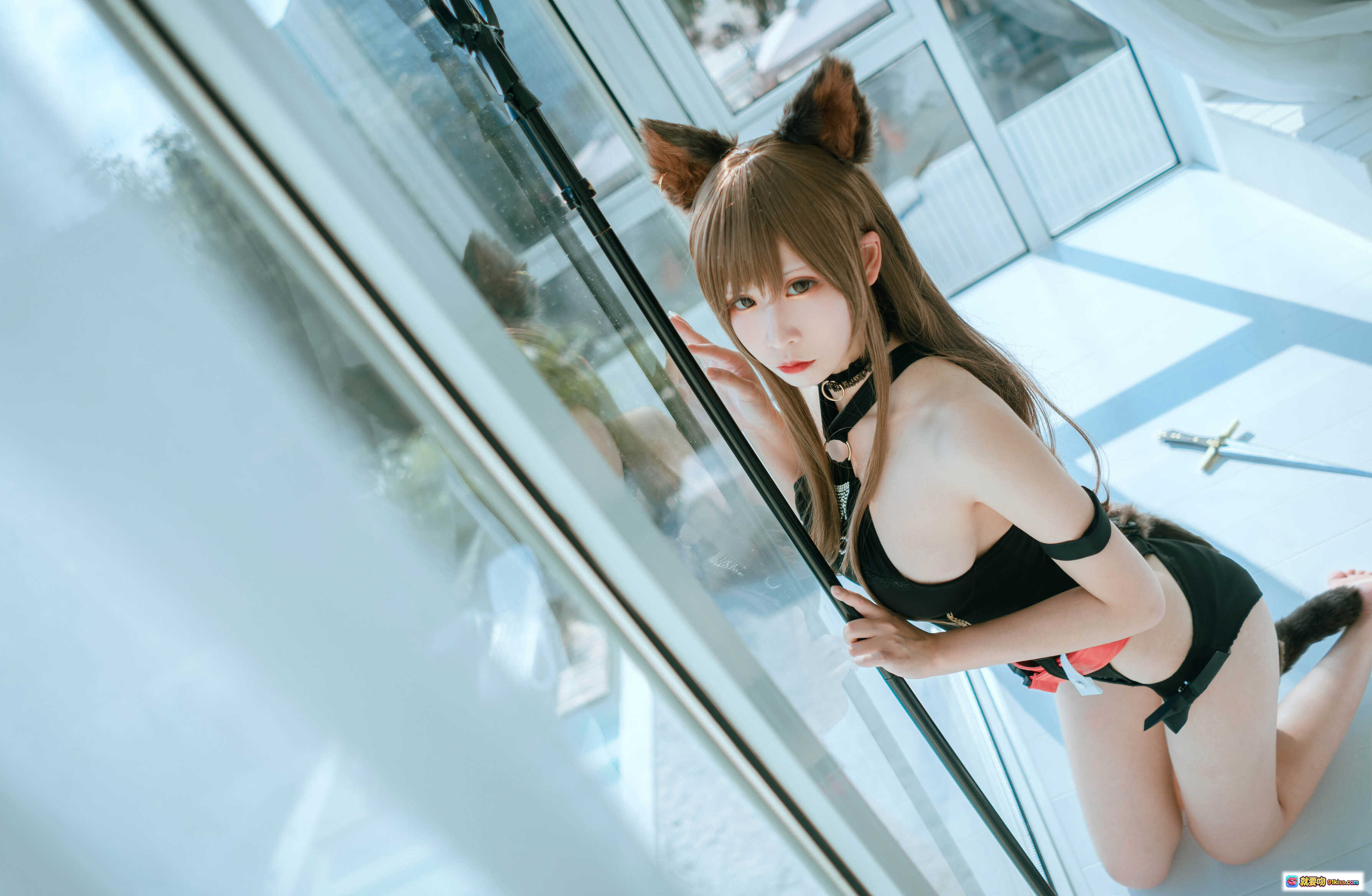 图片[2] - 爱老师明日方舟天火cosplay写真 猫耳猫尾黑衣红腰带持三叉戟窗边跪姿美图 - 就要吻